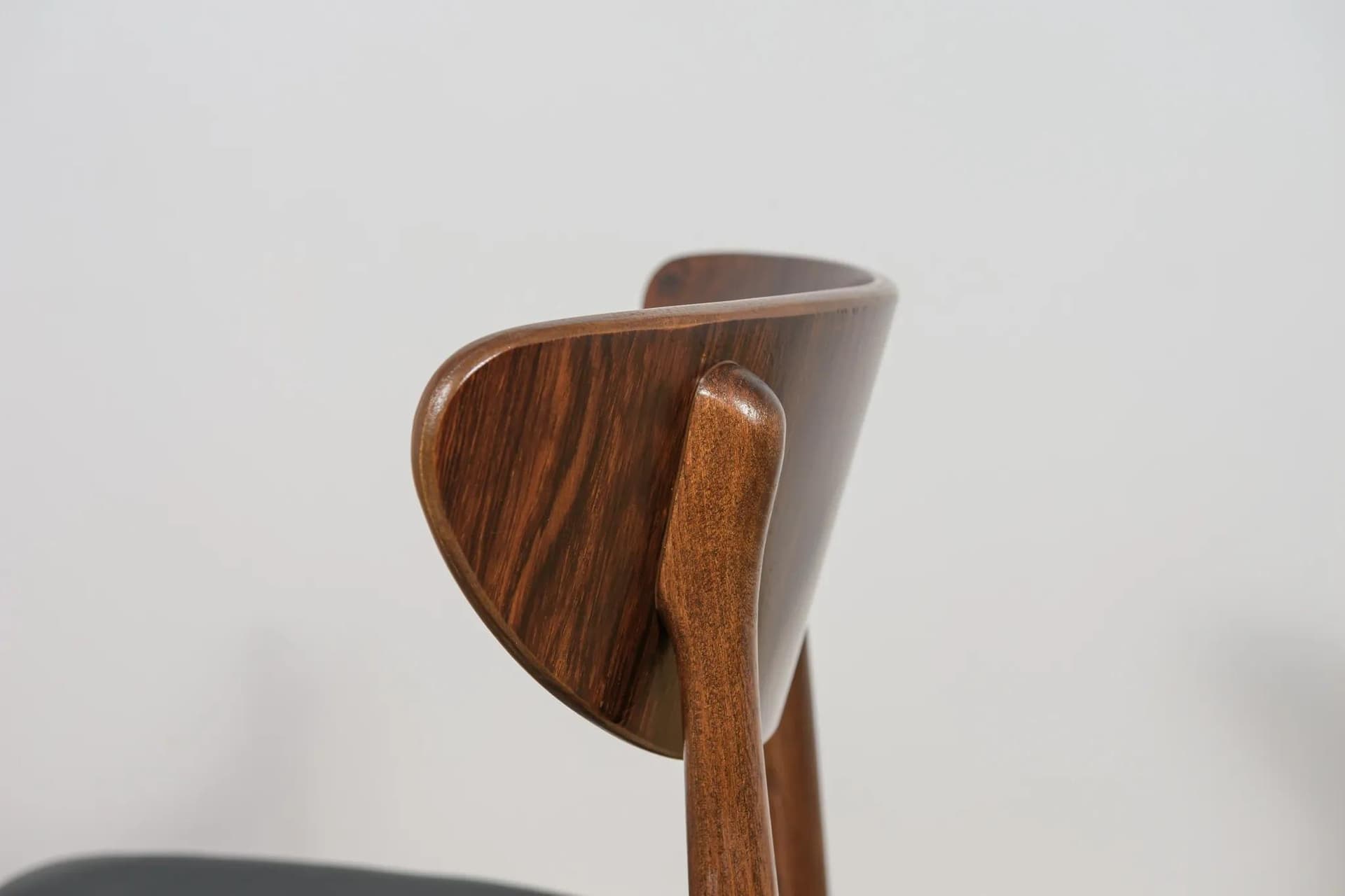 Komplet czterech krzeseł, buk brązowy, palisander brązowy, skóra naturalna czarna, Dania, lata 60. - 72101