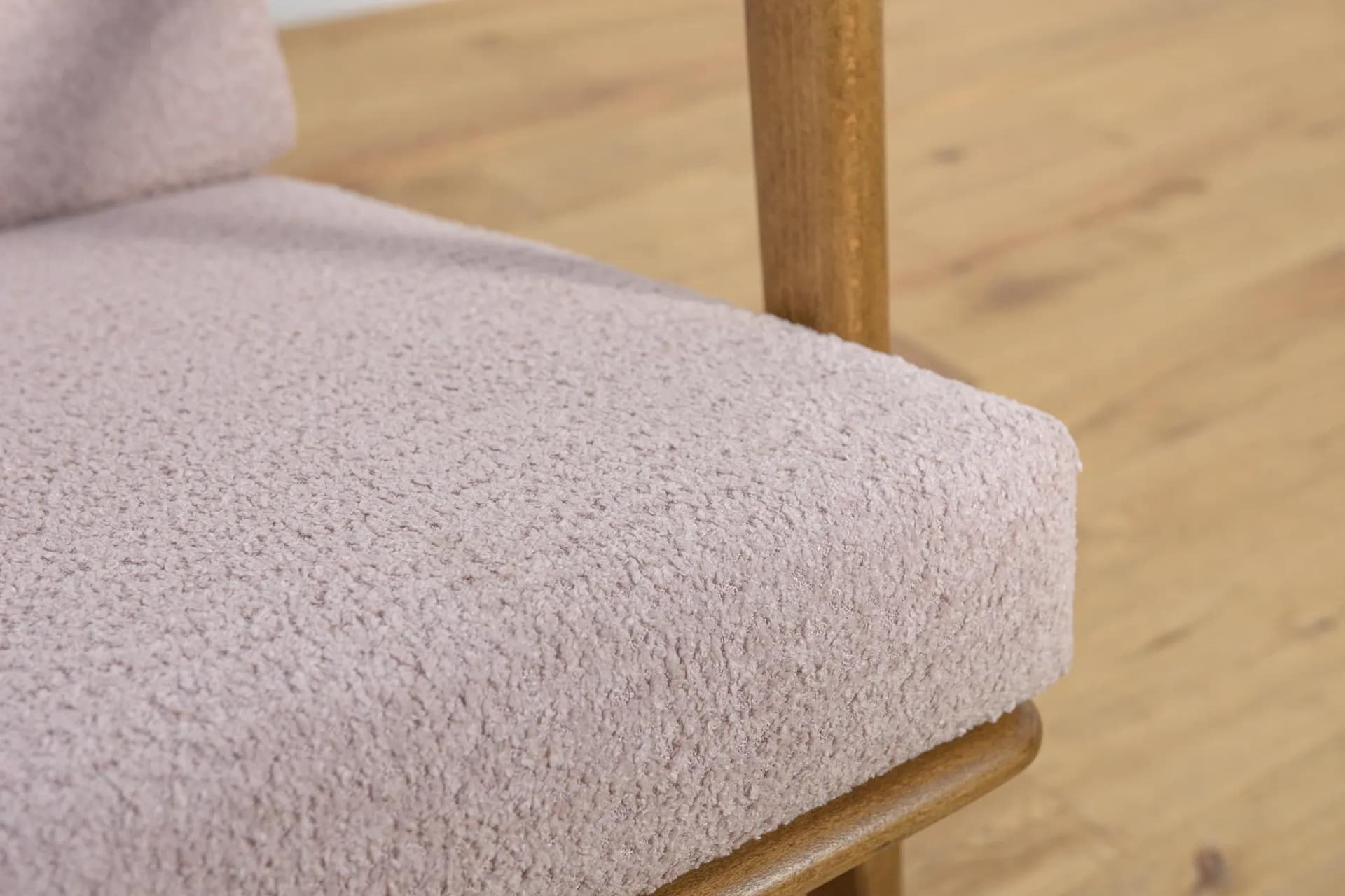 Fotel 300-139, boucle jasnoróżowy, buk brązowy, Swarzędzka Fabryka Mebli, Polska, lata 60. - 71965