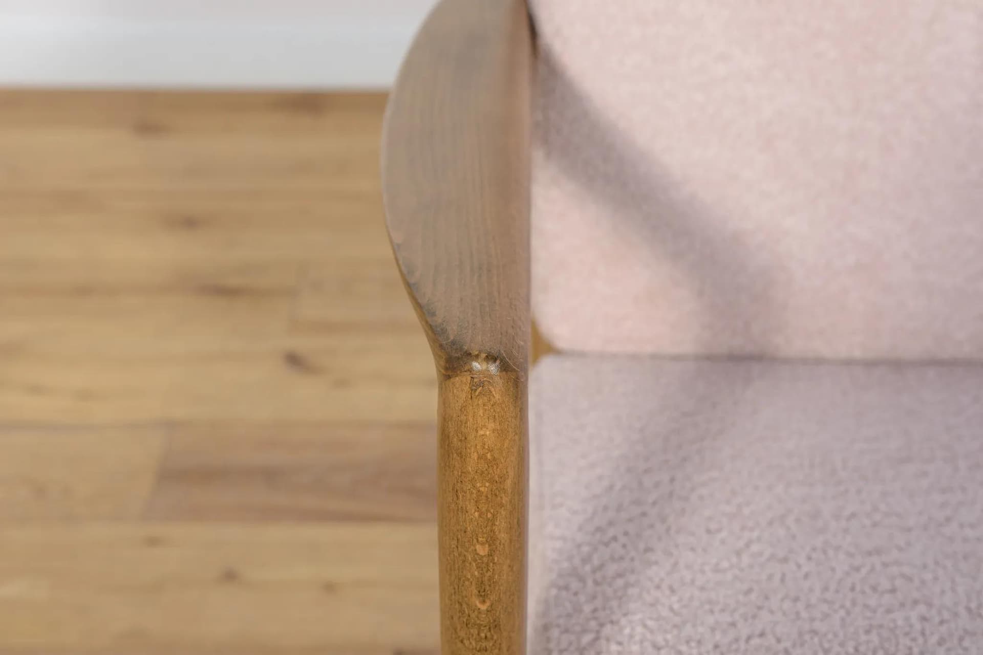 Fotel 300-139, boucle jasnoróżowy, buk brązowy, Swarzędzka Fabryka Mebli, Polska, lata 60. - 71967