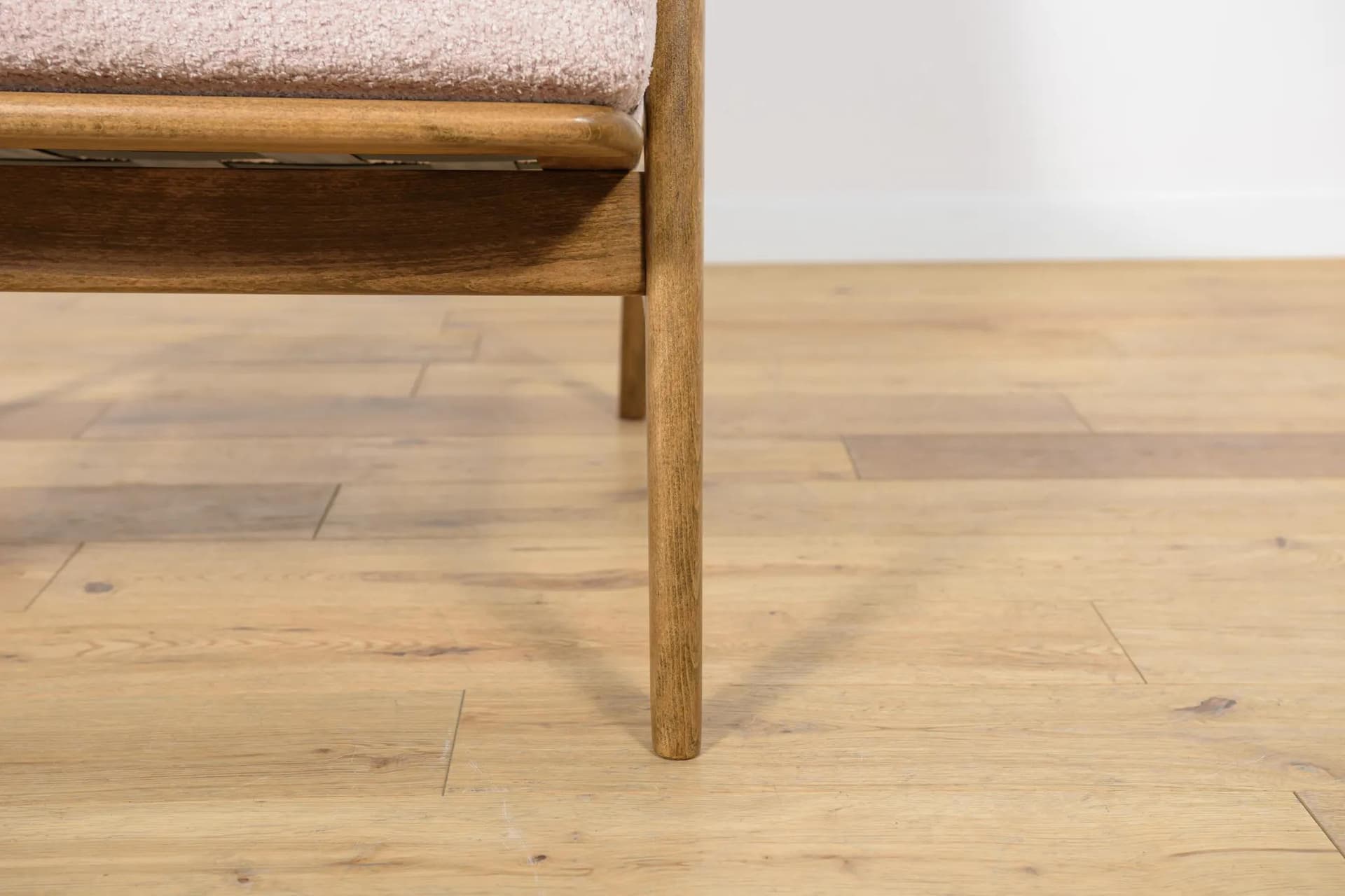 Fotel 300-139, boucle jasnoróżowy, buk brązowy, Swarzędzka Fabryka Mebli, Polska, lata 60. - 71966