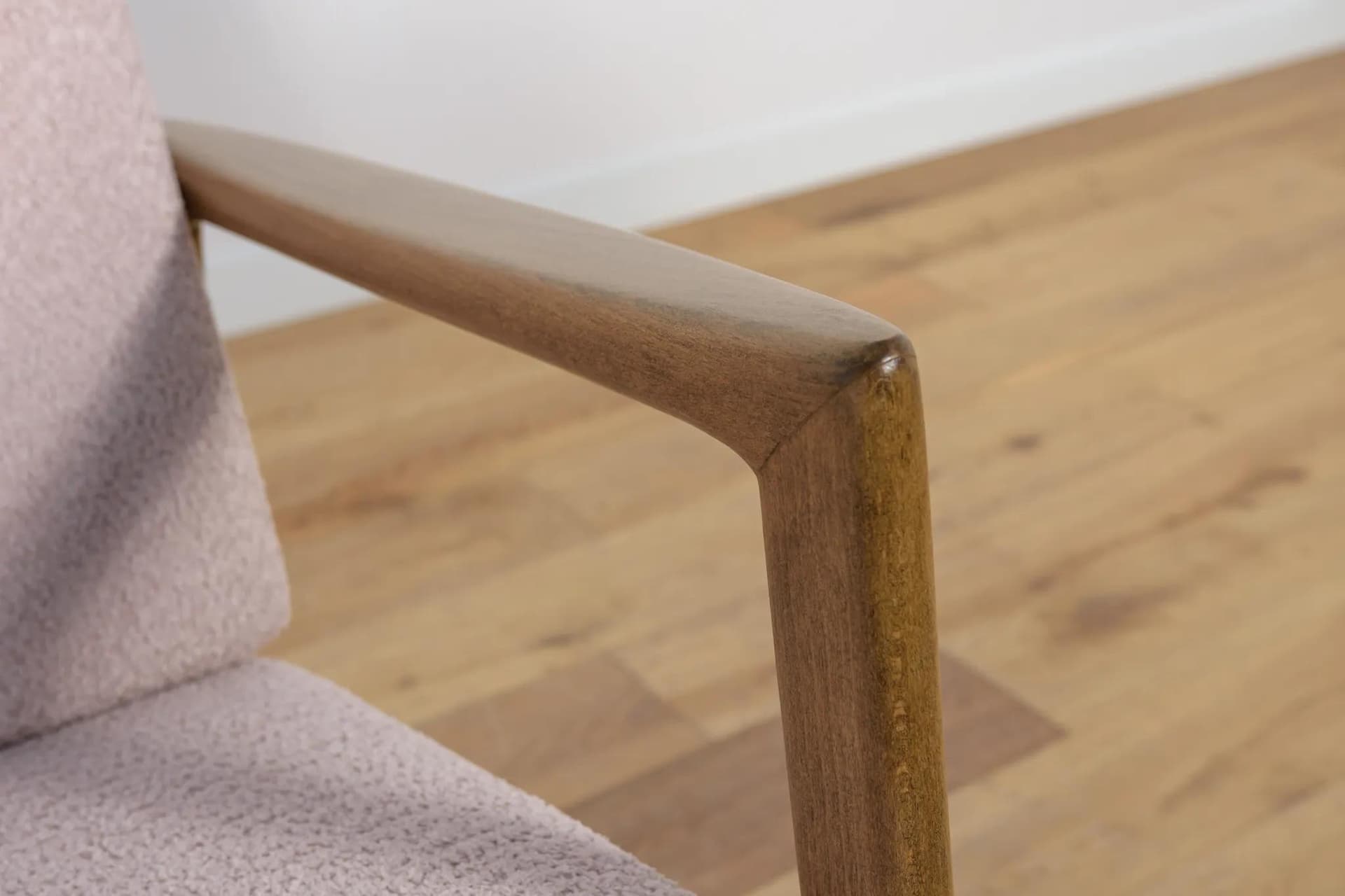 Fotel 300-139, boucle jasnoróżowy, buk brązowy, Swarzędzka Fabryka Mebli, Polska, lata 60. - 71968