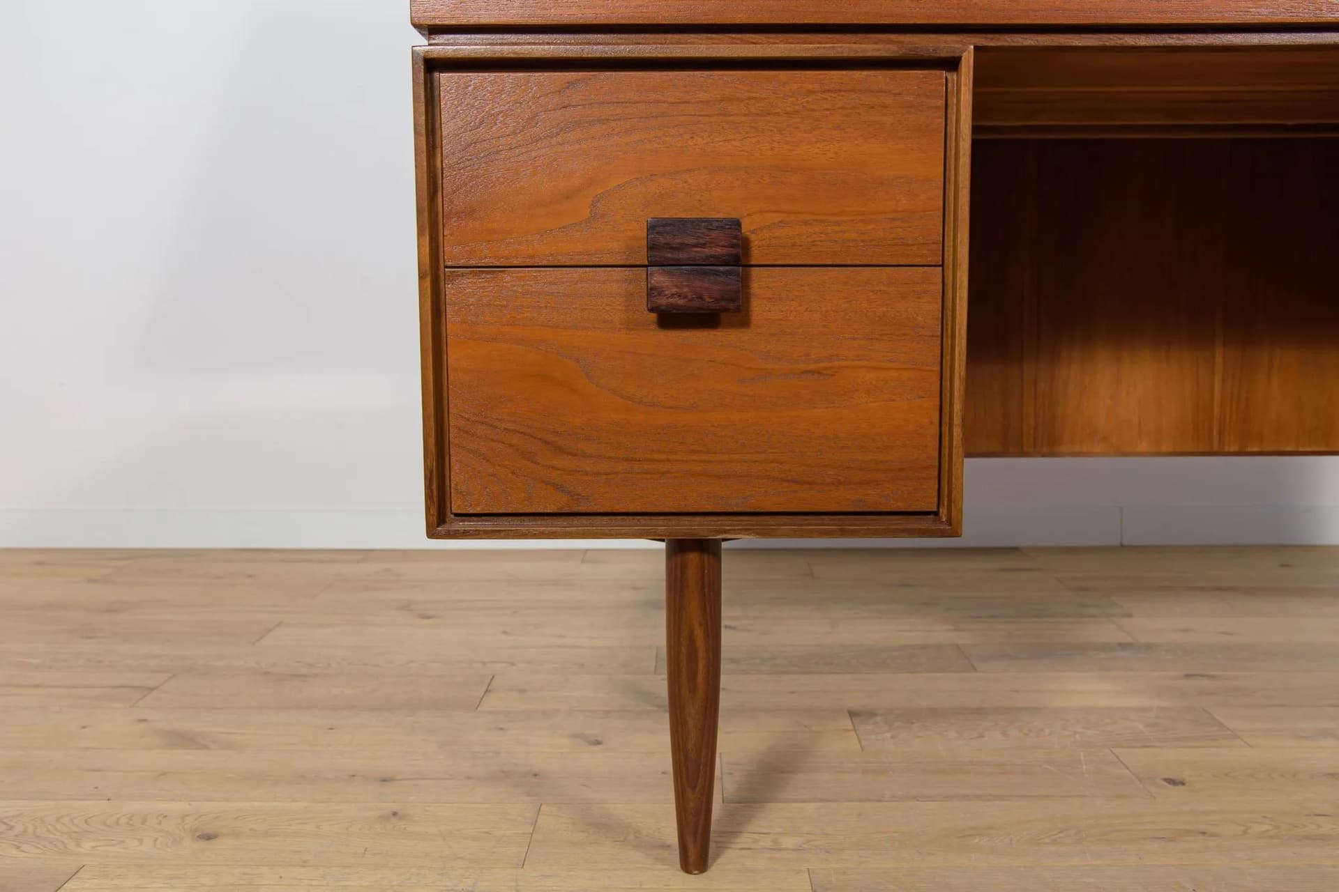 Dressing table, brown teak, by I. Kofod-Larsen, G-Plan, United Kingdom, 1960s. - 71941