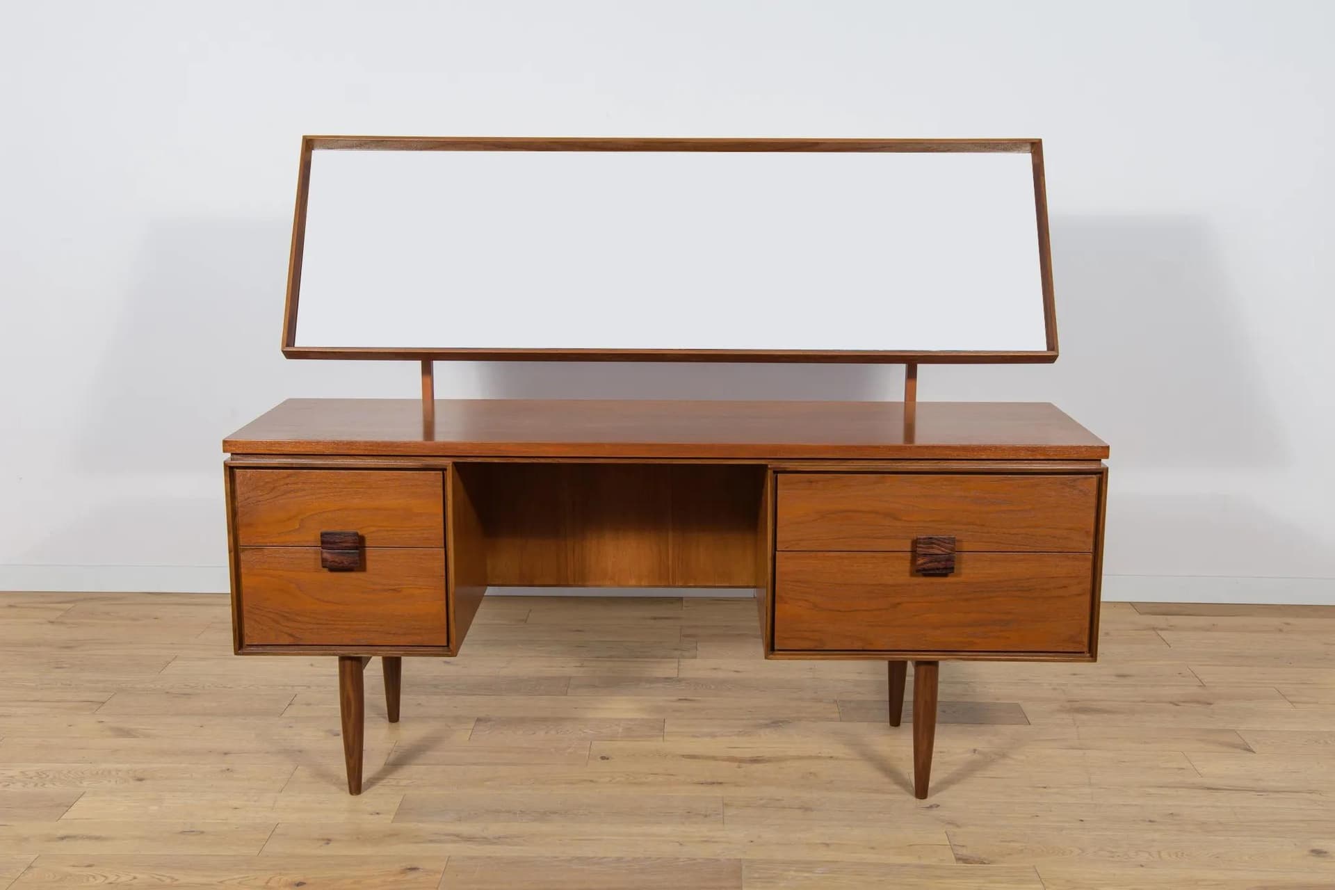 Dressing table, brown teak, by I. Kofod-Larsen, G-Plan, United Kingdom, 1960s. - 71934