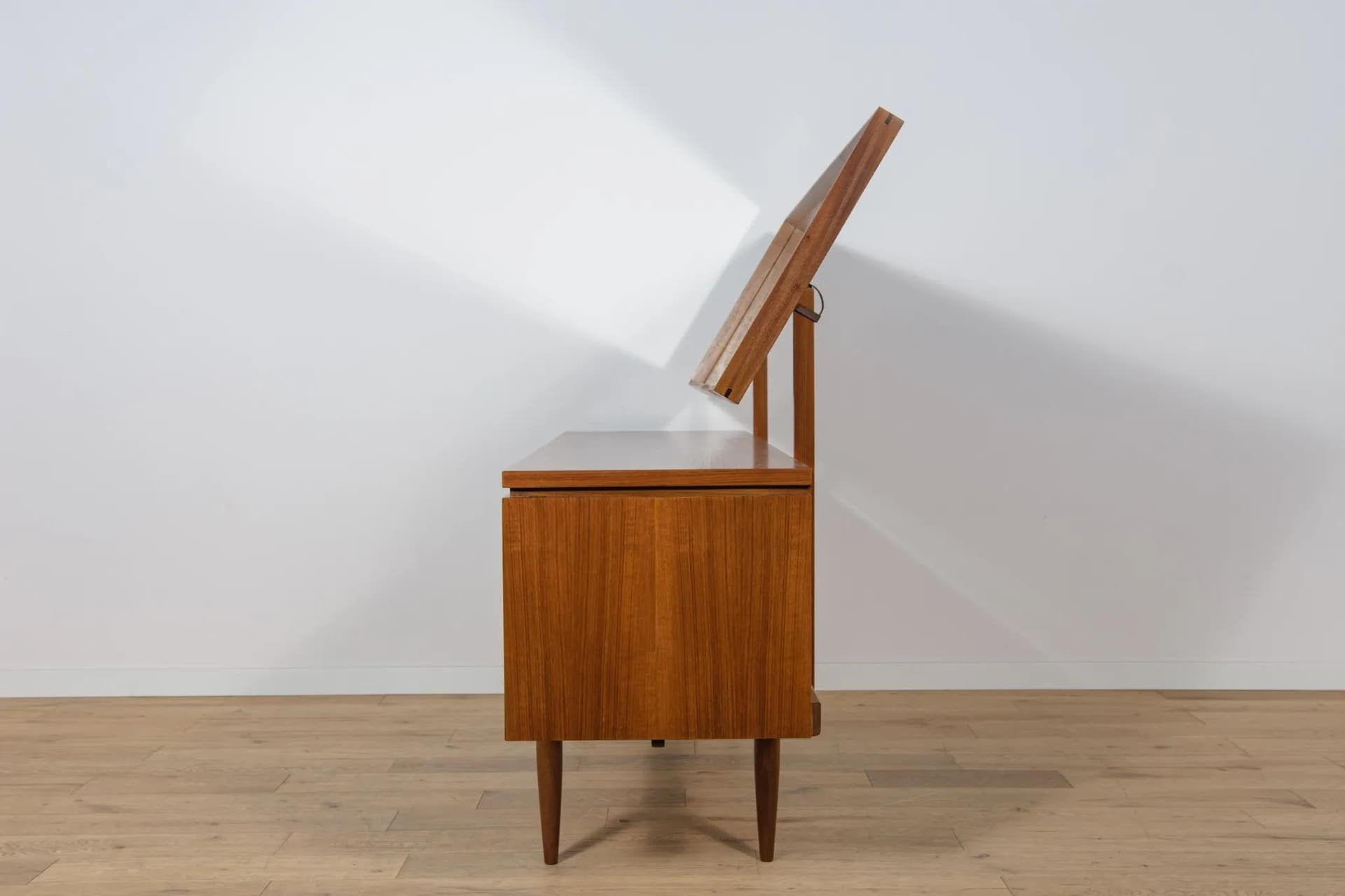 Dressing table, brown teak, by I. Kofod-Larsen, G-Plan, United Kingdom, 1960s. - 71940