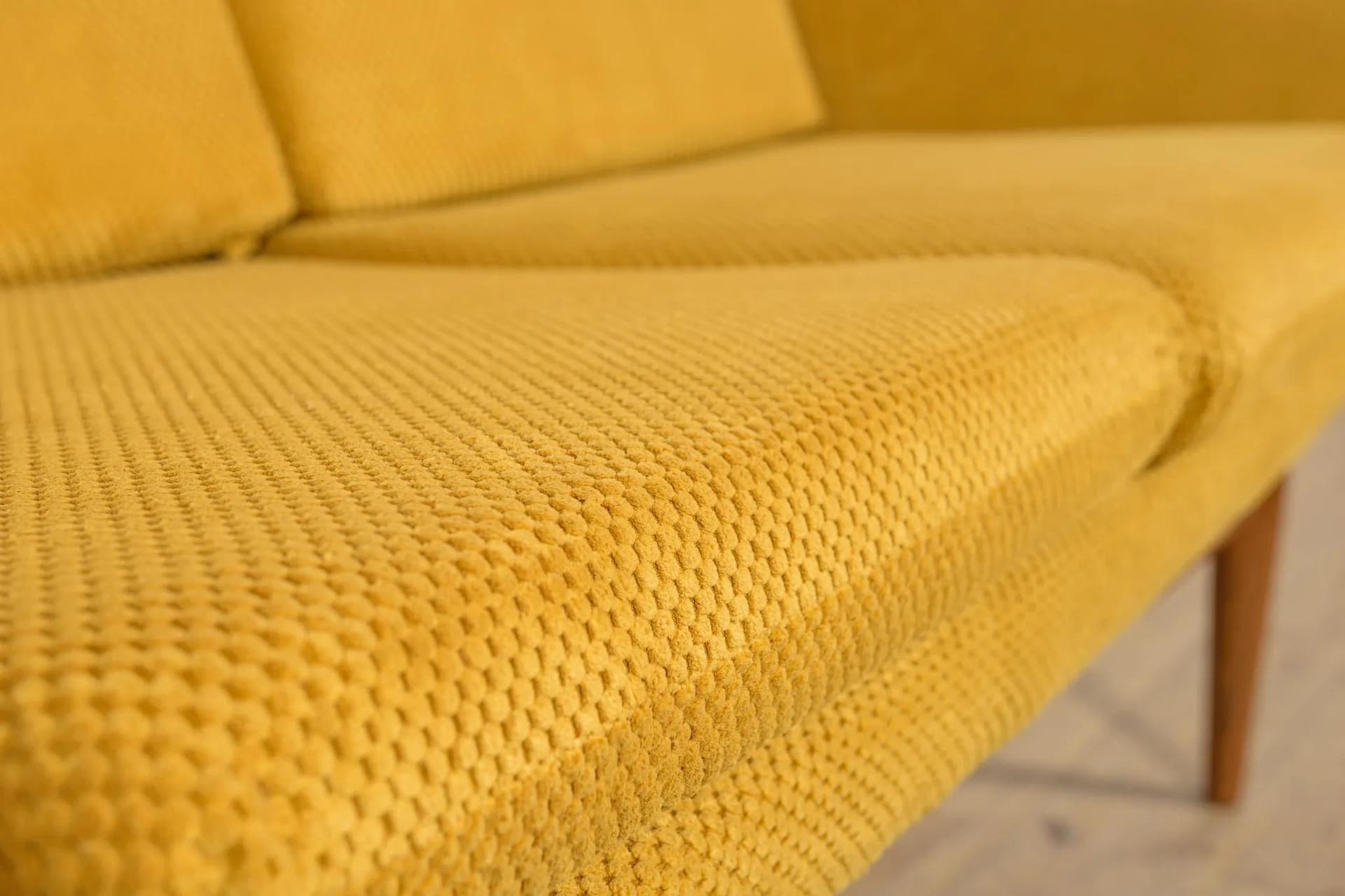 Sofa trzyosobowa, żółta, wełna, teak, proj. G. Berg, Norwegia, lata 60. - 71884