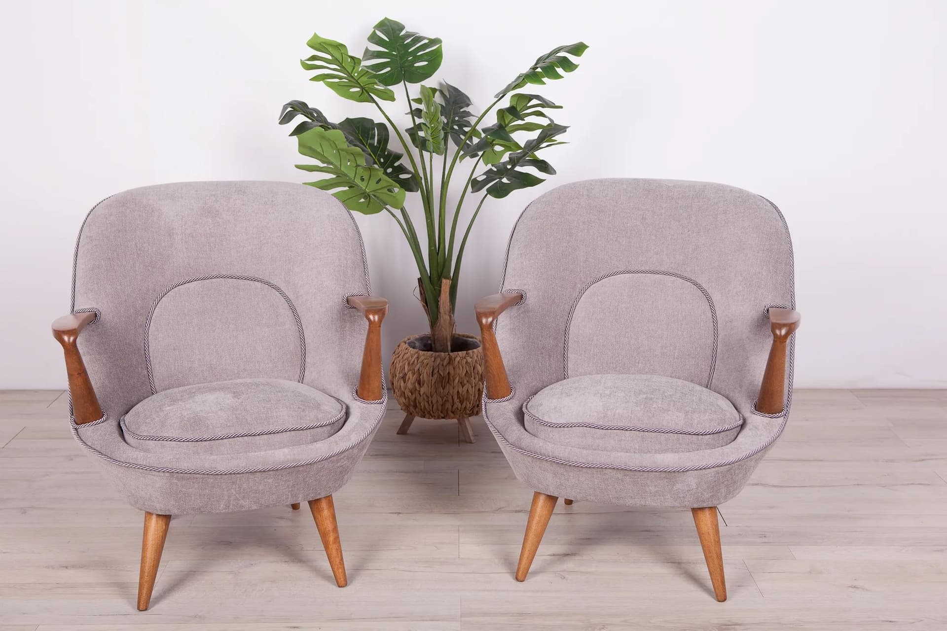 Para foteli 345, tkanina szara, drewno dąb, proj. J. Jędrachowicz i K. Racinowski, Poznańskie Fabryki Mebli, Polska, lata 50. - 71877