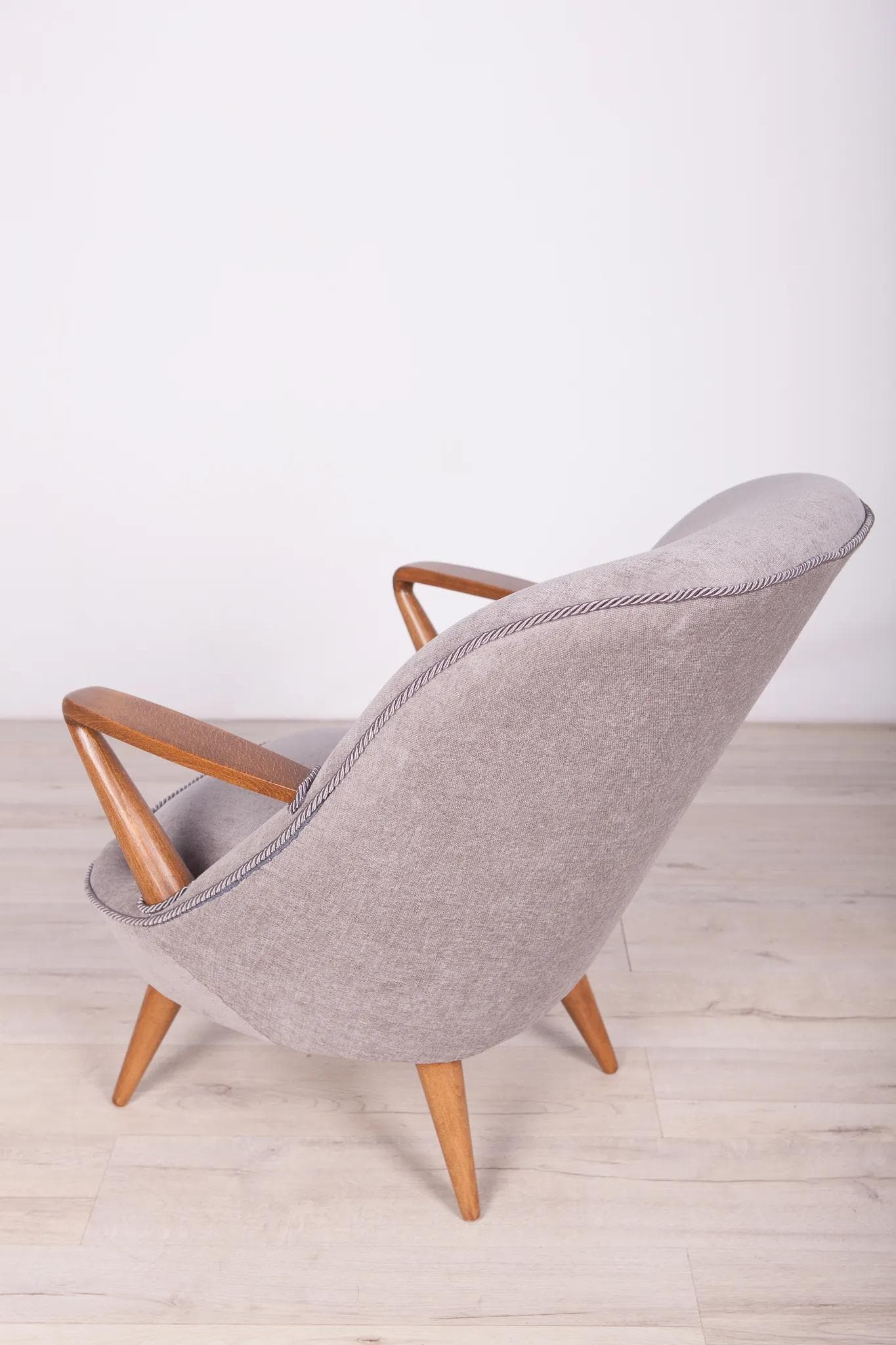 Para foteli 345, tkanina szara, drewno dąb, proj. J. Jędrachowicz i K. Racinowski, Poznańskie Fabryki Mebli, Polska, lata 50. - 71878