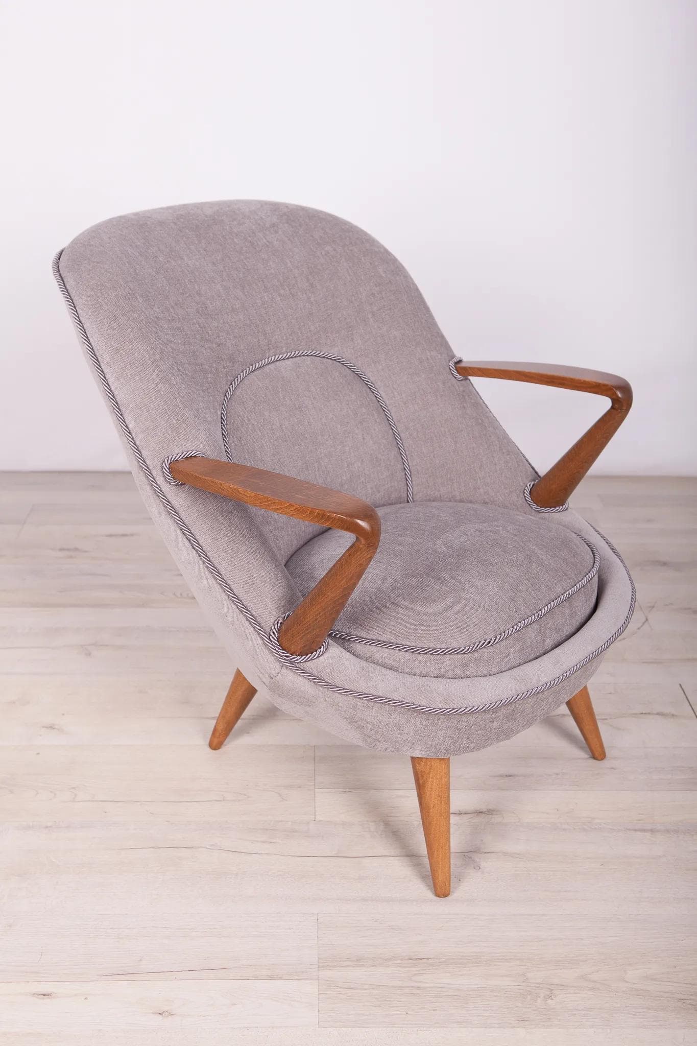 Para foteli 345, tkanina szara, drewno dąb, proj. J. Jędrachowicz i K. Racinowski, Poznańskie Fabryki Mebli, Polska, lata 50. - 71880