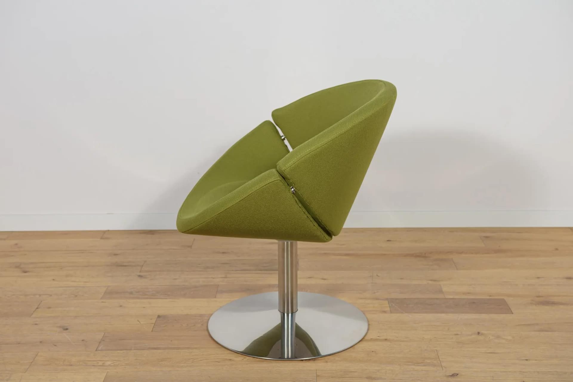 Fotel Apollo, oliwkowozielona wełna, stal szczotkowana, proj. P. Hjort Lorentzen, J. Foersom, Dania, XXI w. - 71867