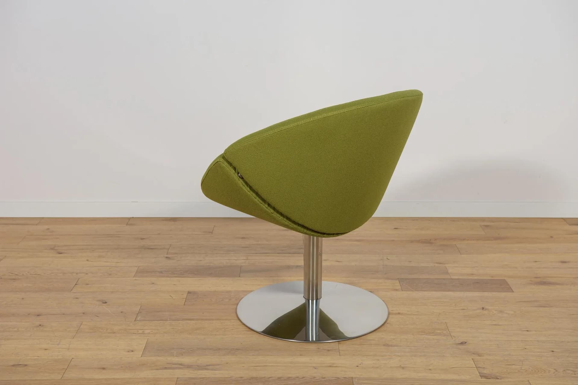 Fotel Apollo, oliwkowozielona wełna, stal szczotkowana, proj. P. Hjort Lorentzen, J. Foersom, Dania, XXI w. - 71871