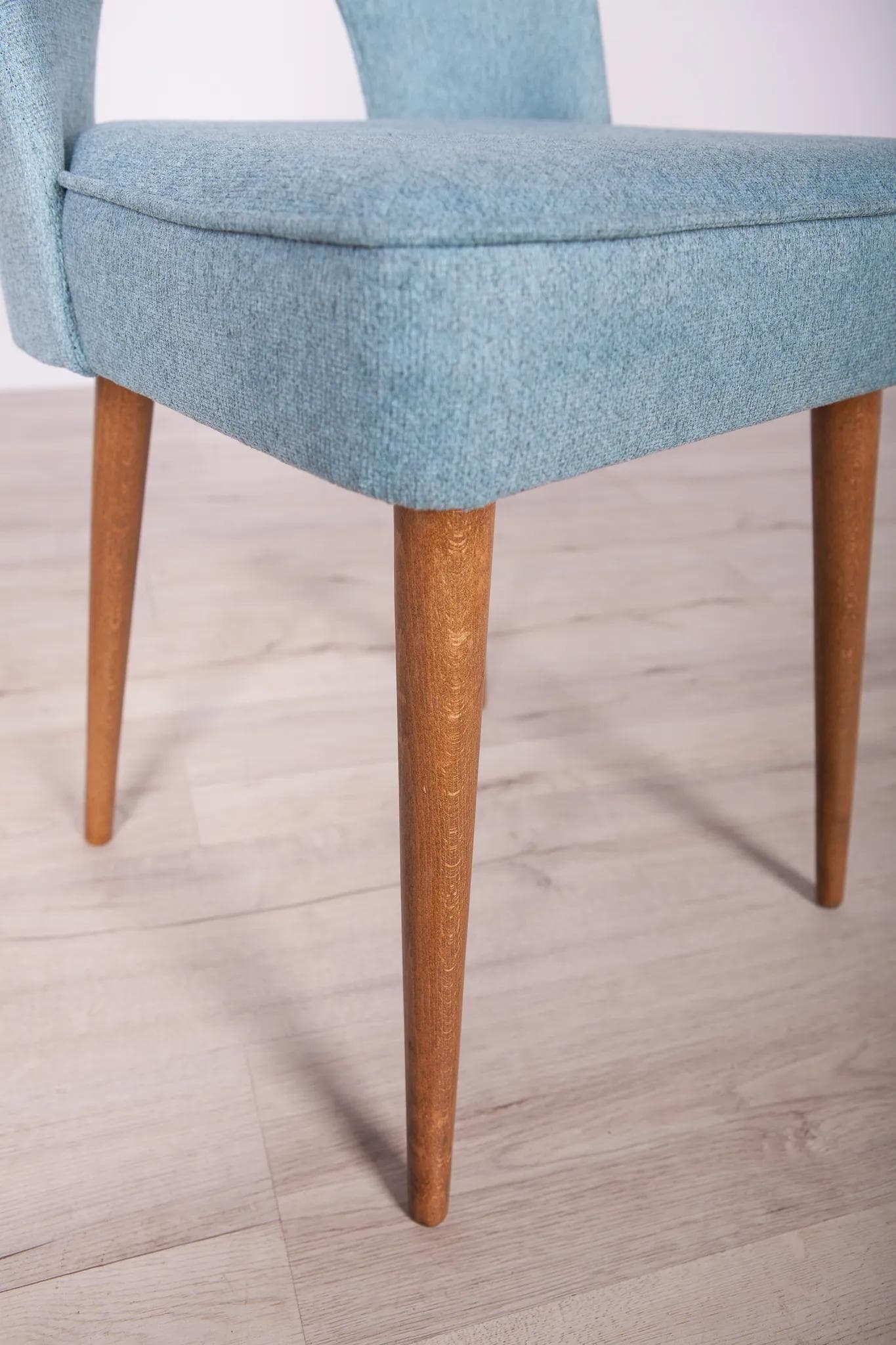 Komplet sześciu krzeseł Muszelka, dąb, tapicerka błękitna, Bydgoska Fabryka Mebli, Polska, lata 60. - 71777