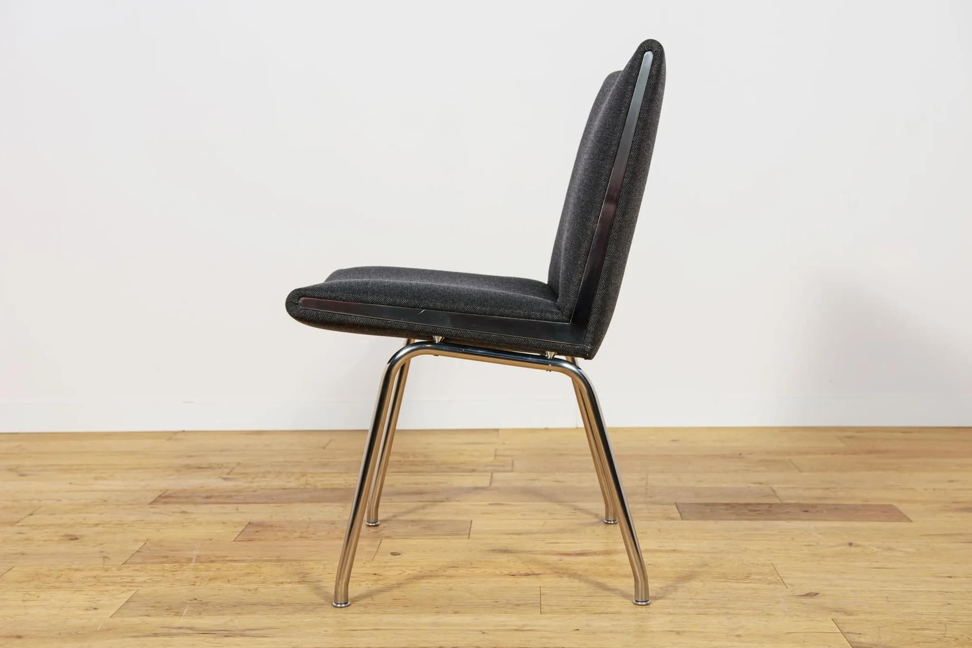 Komplet czterech foteli Airport AP-38, wełna czarna, stal chromowana, proj. H. J. Wegner, Dania, lata 50. - 71737