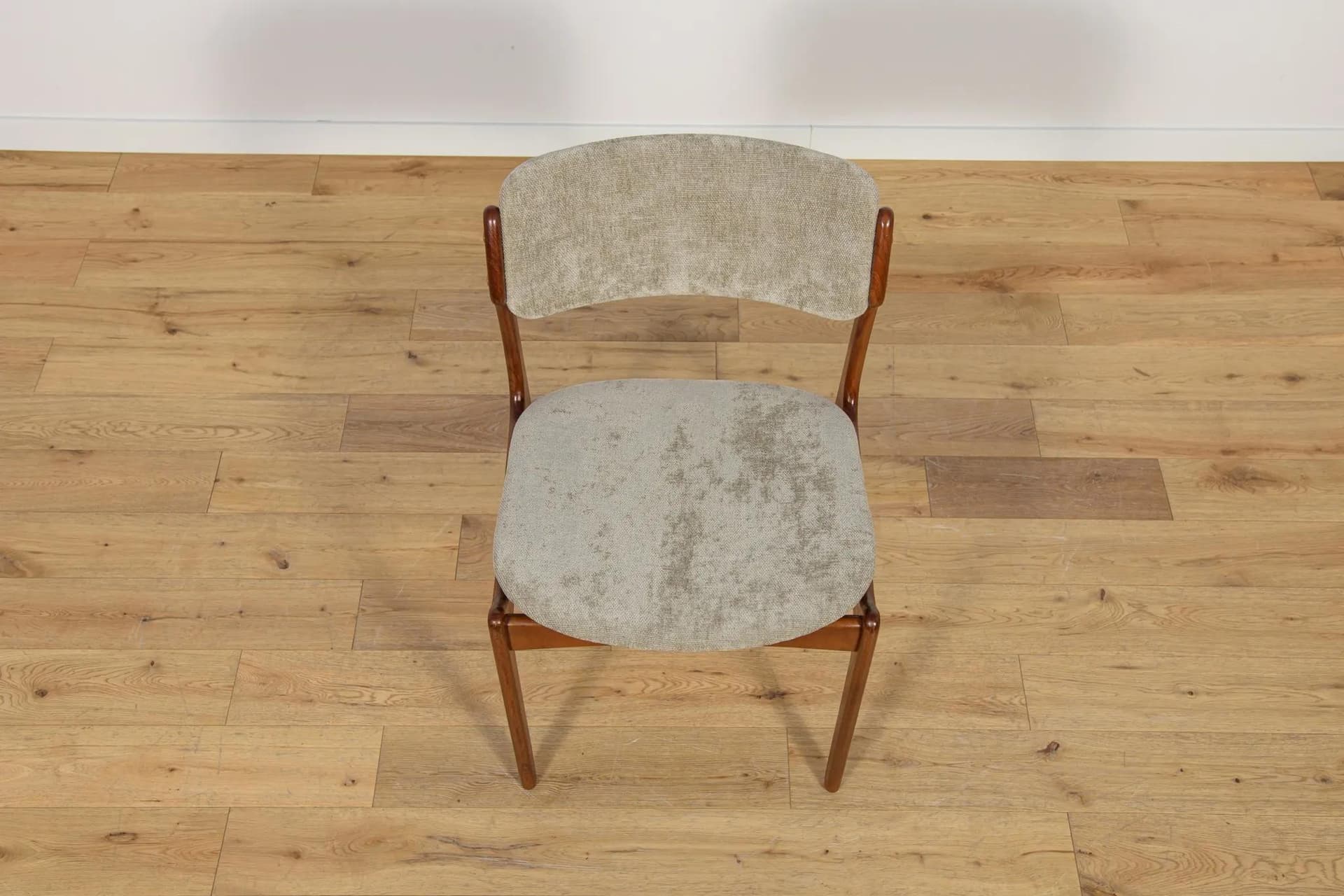 Komplet ośmiu krzeseł model 49, teak szary, proj. E. Buch, Dania, lata 60. - 71678