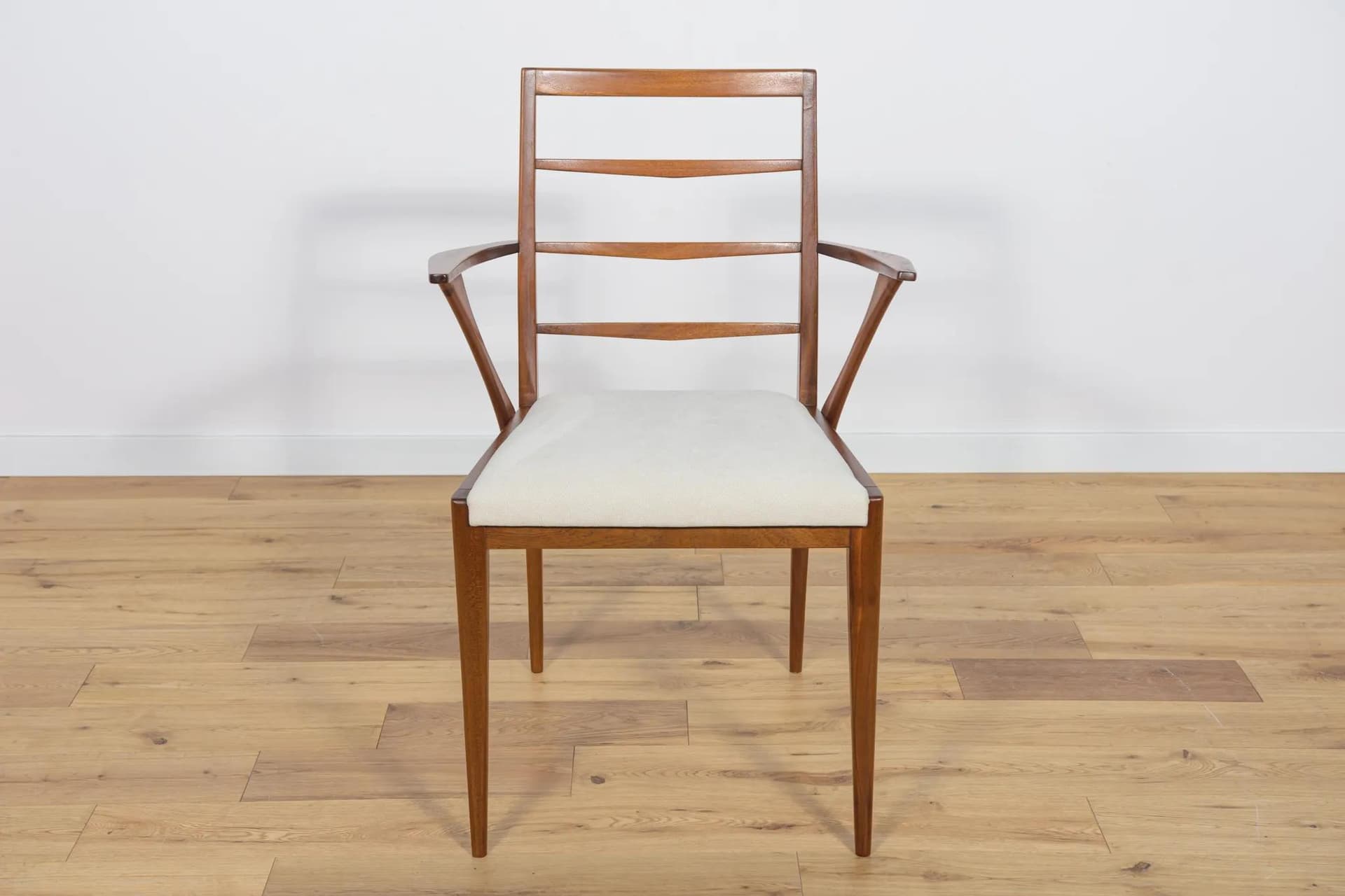 Komplet czterech krzeseł i dwóch foteli, drewno tekowe brązowe, tkanina kremowa, McIntosh, Wielka Brytania, lata 60. - 71662