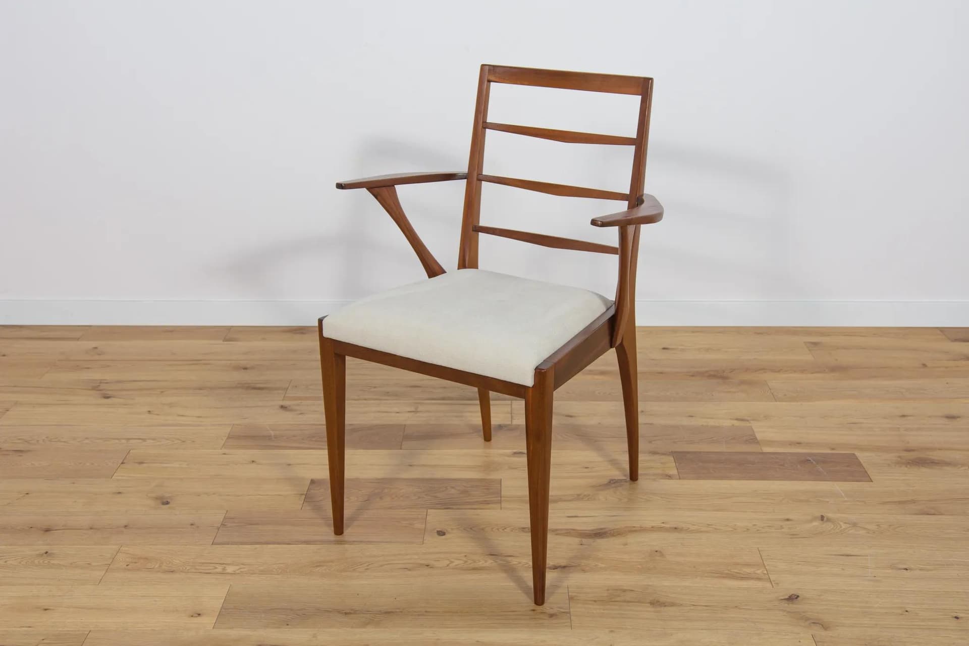 Komplet czterech krzeseł i dwóch foteli, drewno tekowe brązowe, tkanina kremowa, McIntosh, Wielka Brytania, lata 60. - 71663