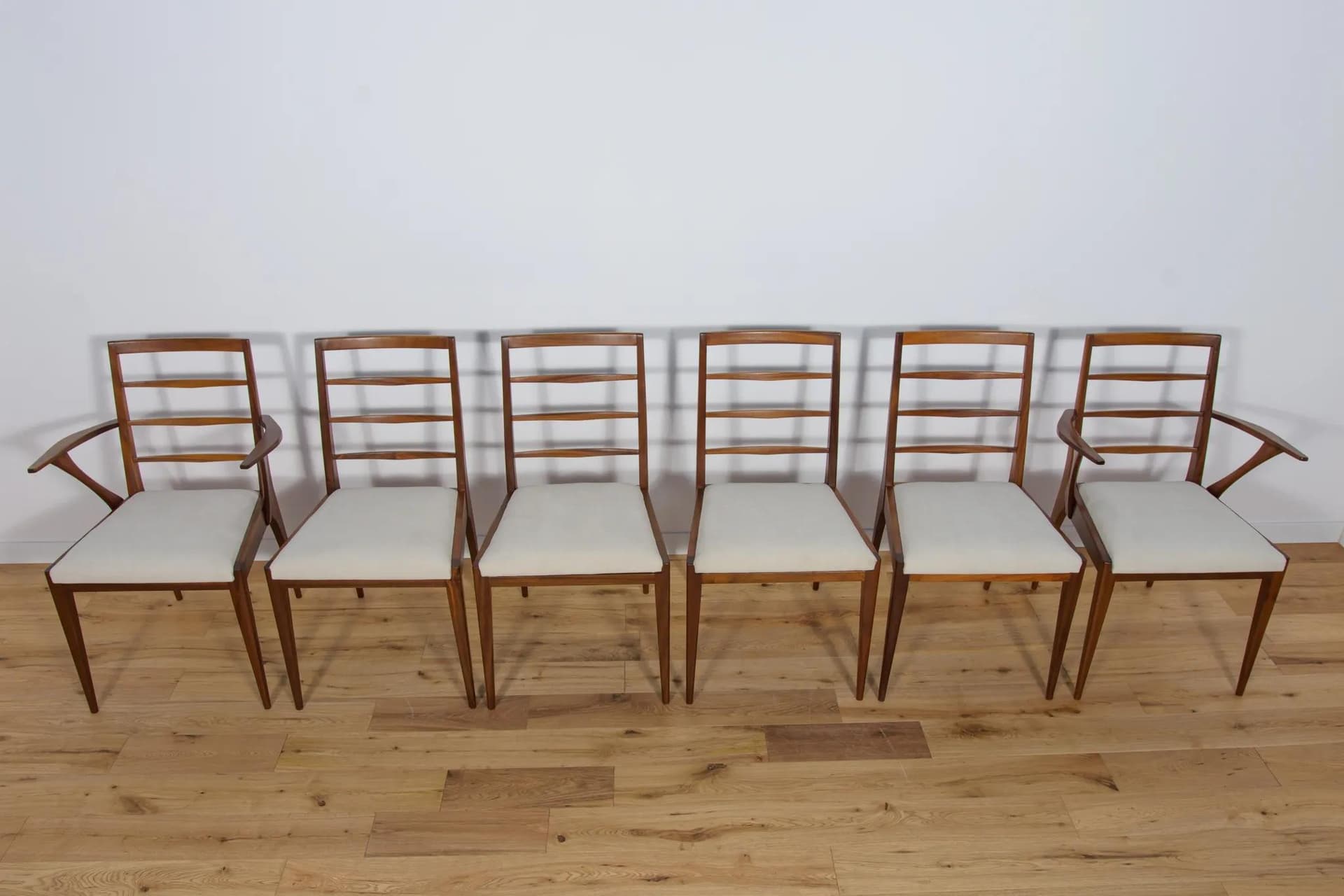 Komplet czterech krzeseł i dwóch foteli, drewno tekowe brązowe, tkanina kremowa, McIntosh, Wielka Brytania, lata 60. - 71660