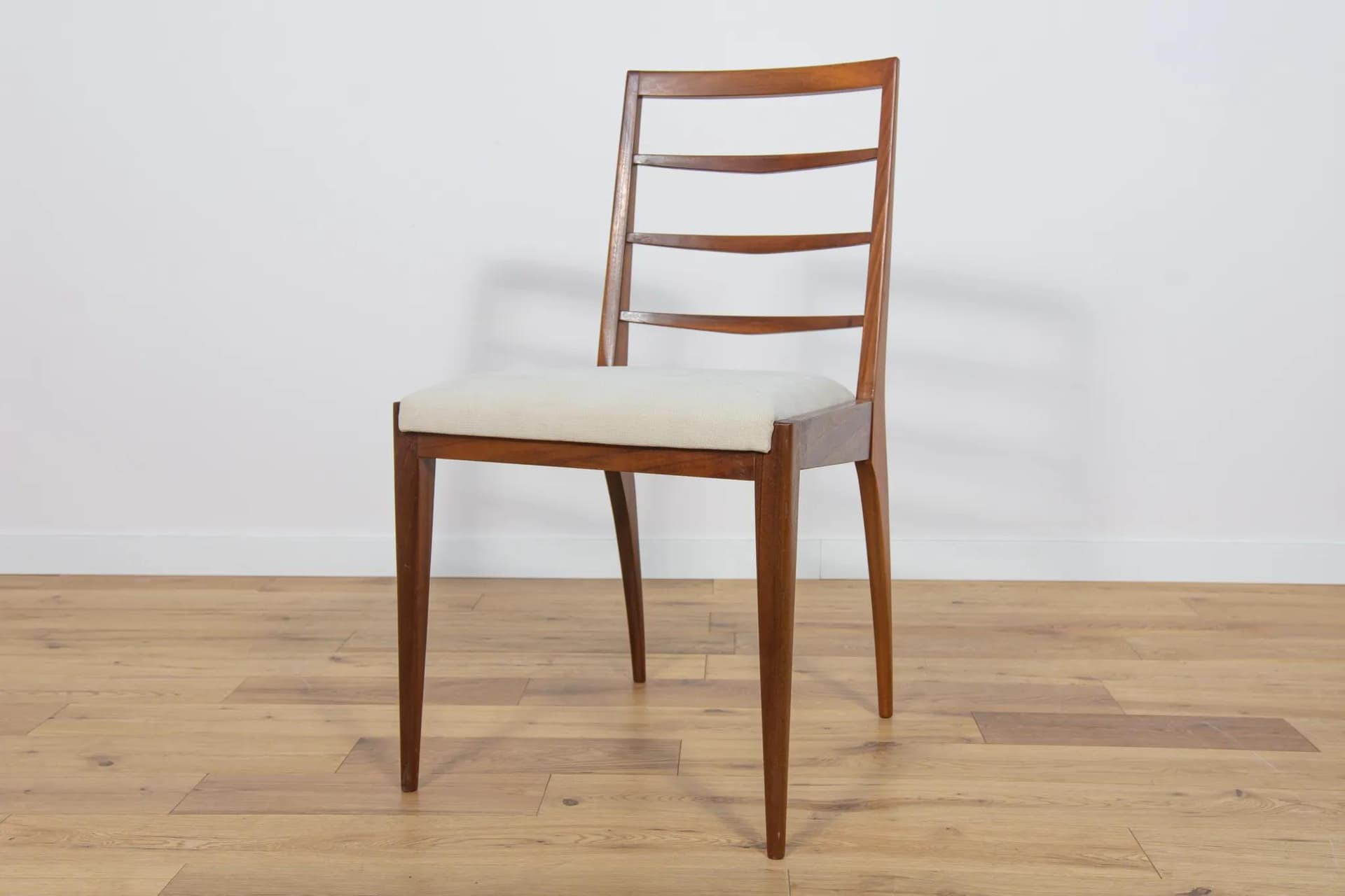 Komplet czterech krzeseł i dwóch foteli, drewno tekowe brązowe, tkanina kremowa, McIntosh, Wielka Brytania, lata 60. - 71659