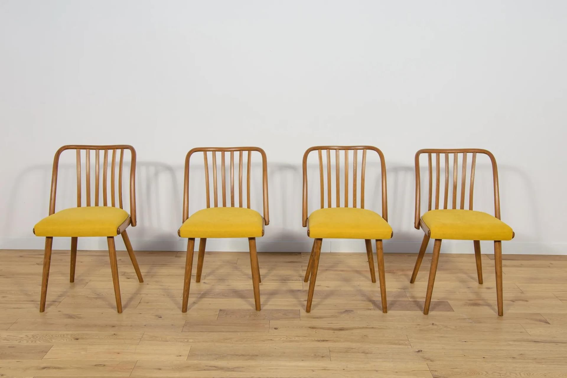 Komplet czterech krzeseł, drewno żółty, proj. A. Suman, TON, Czechy, lata 60. - 71477