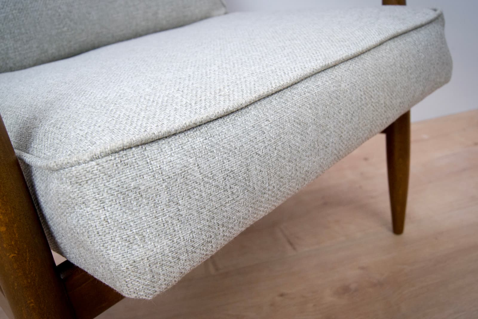 Para foteli GFM-87, drewno, tkanina jasnoszara, proj. J. Kędziorek, Polska, lata 70. - 71452