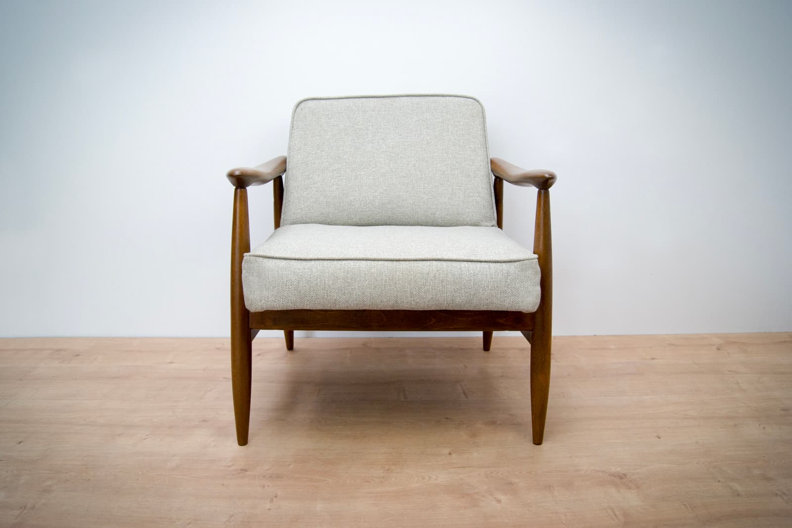 Para foteli GFM-87, drewno, tkanina jasnoszara, proj. J. Kędziorek, Polska, lata 70. - 71456