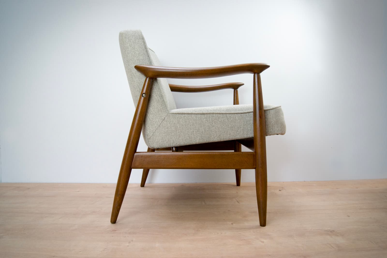 Para foteli GFM-87, drewno, tkanina jasnoszara, proj. J. Kędziorek, Polska, lata 70. - 71455