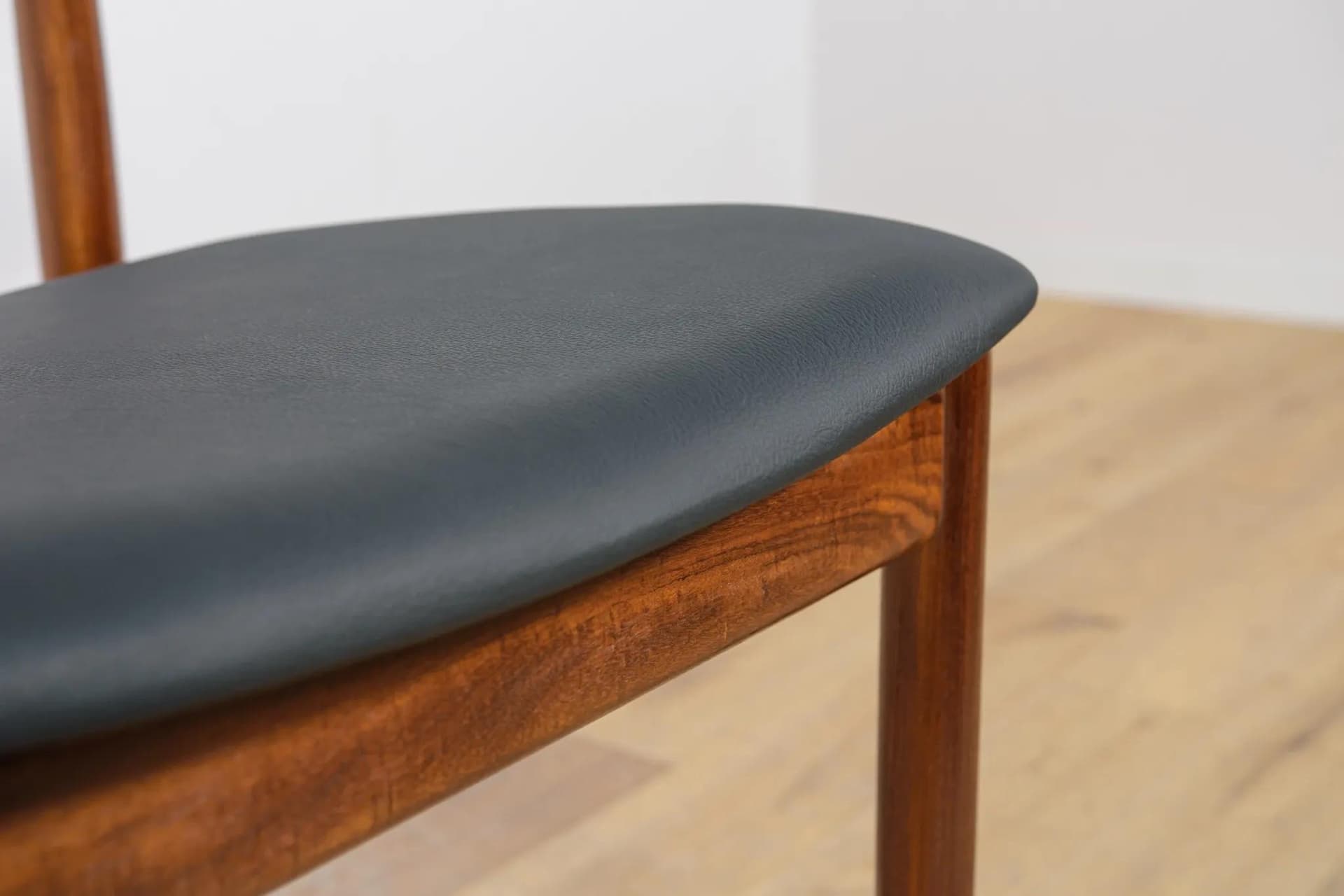 Komplet czterech krzeseł, teak brązowy, skóra naturalna czarna, proj. I. Kofod-Larsen, dla G-Plan, Wielka Brytania, lata 60. - 71298