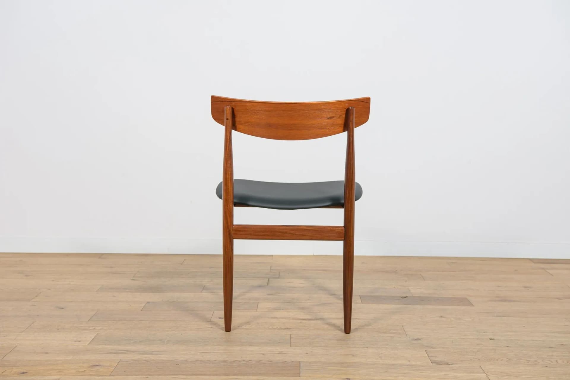 Komplet czterech krzeseł, teak brązowy, skóra naturalna czarna, proj. I. Kofod-Larsen, dla G-Plan, Wielka Brytania, lata 60. - 71297