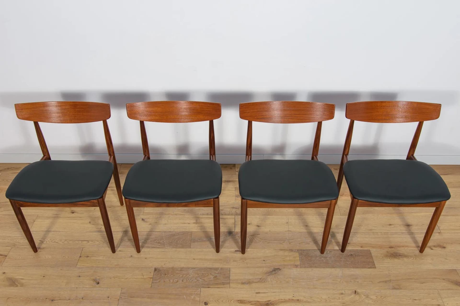 Komplet czterech krzeseł, teak brązowy, skóra naturalna czarna, proj. I. Kofod-Larsen, dla G-Plan, Wielka Brytania, lata 60. - 71295