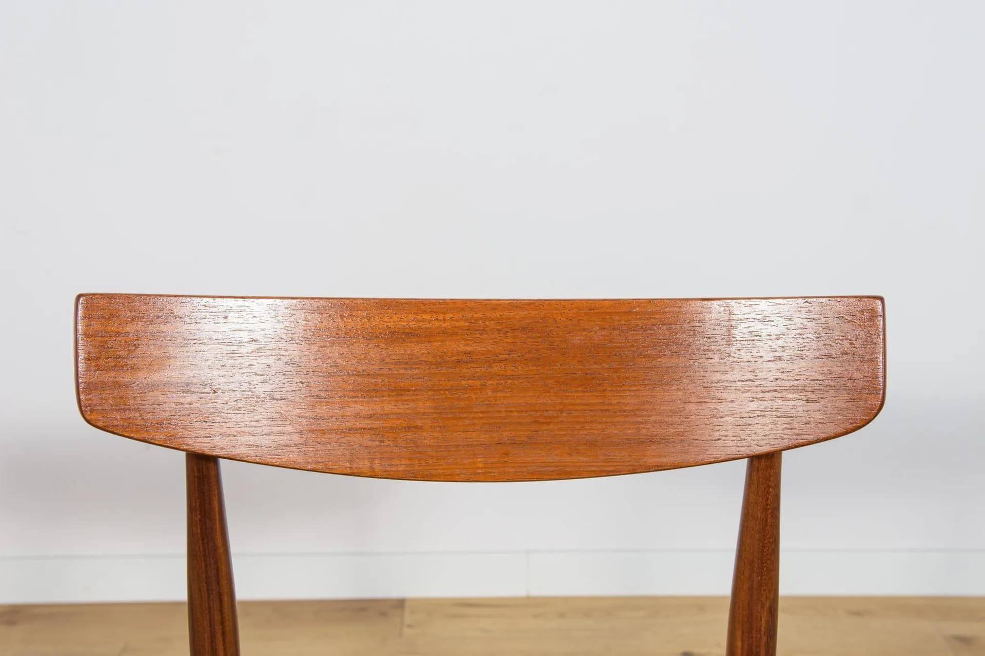 Komplet czterech krzeseł, teak brązowy, skóra naturalna czarna, proj. I. Kofod-Larsen, dla G-Plan, Wielka Brytania, lata 60. - 71294