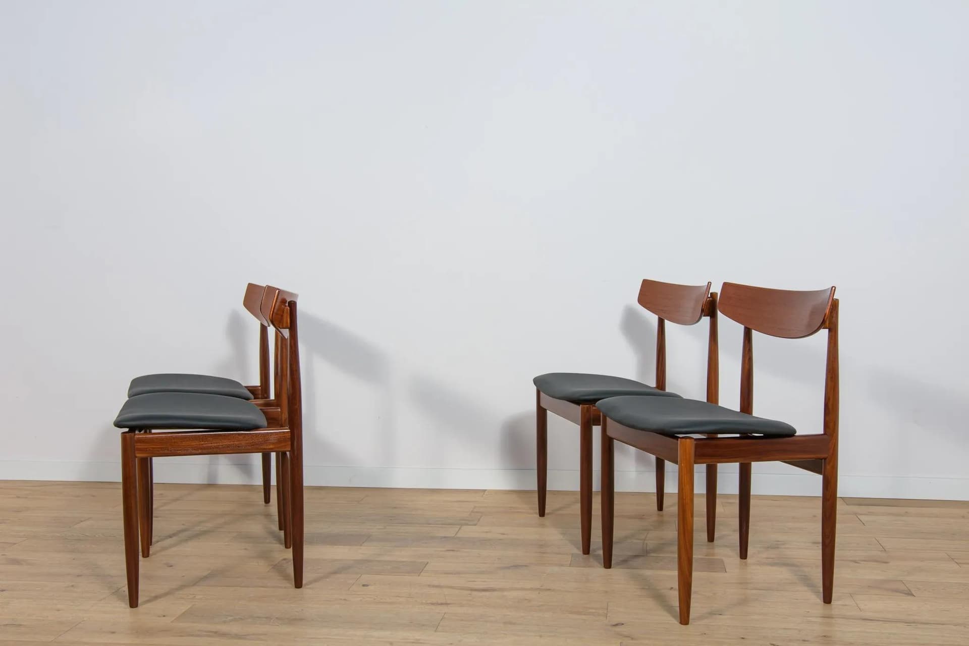 Komplet czterech krzeseł, teak brązowy, skóra naturalna czarna, proj. I. Kofod-Larsen, dla G-Plan, Wielka Brytania, lata 60. - 71299