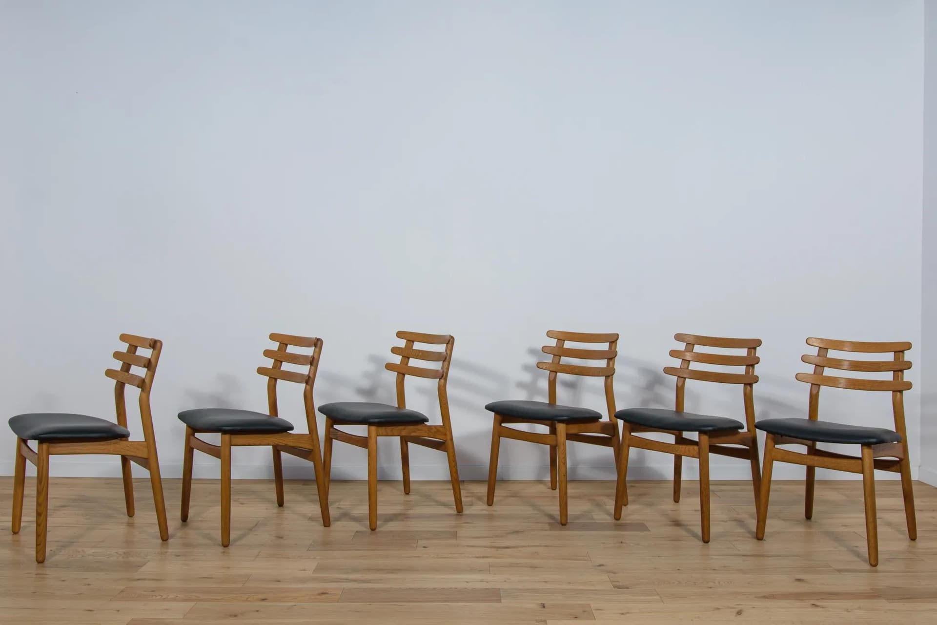 Komplet sześciu krzeseł, dąb brązowy, skóra czarna, proj. P. Volther, Dania, lata 60. - 71246
