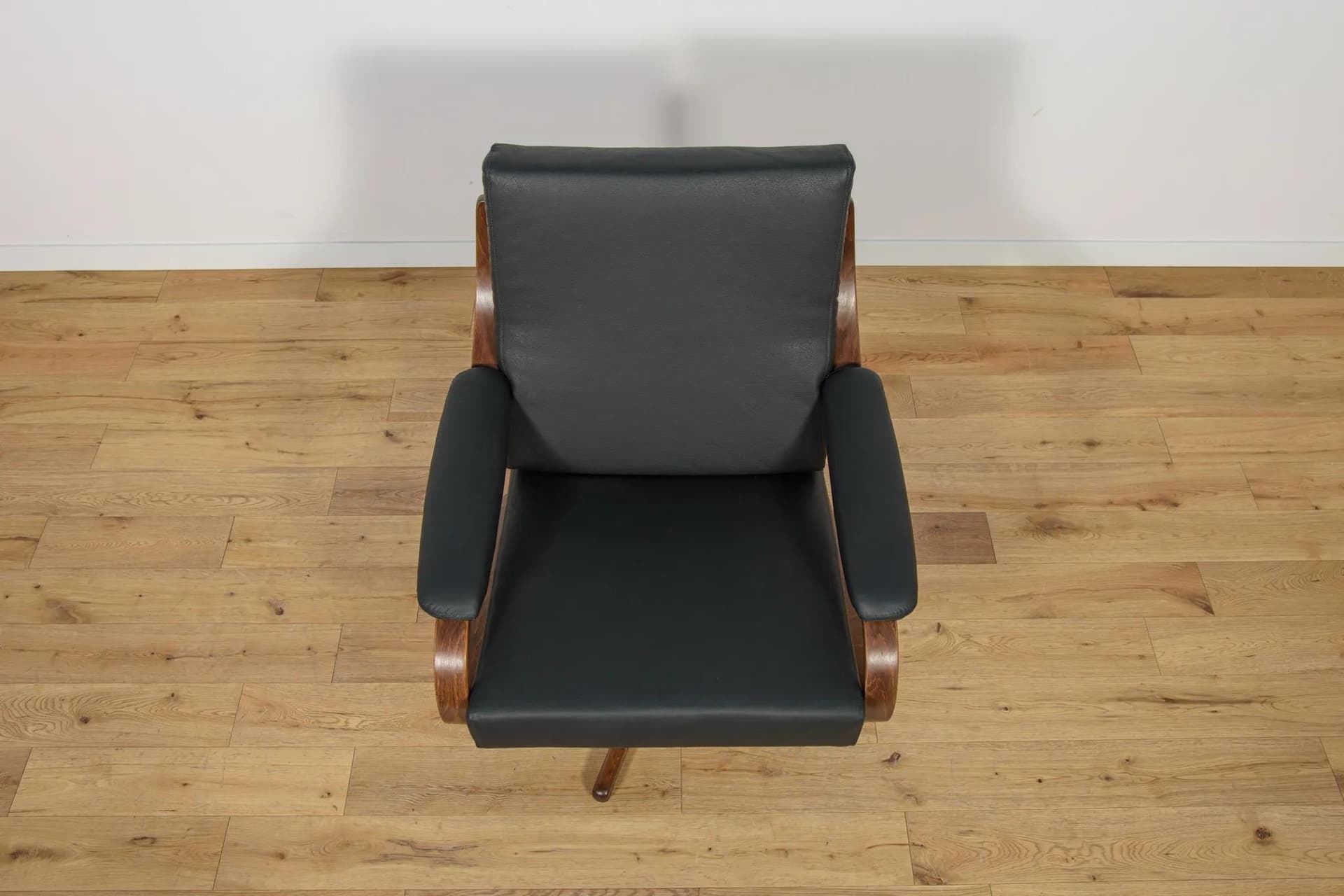 Executive swivel chair, black leather, walnut wood, Soda Galvano, Norway, 1960s. - 71162