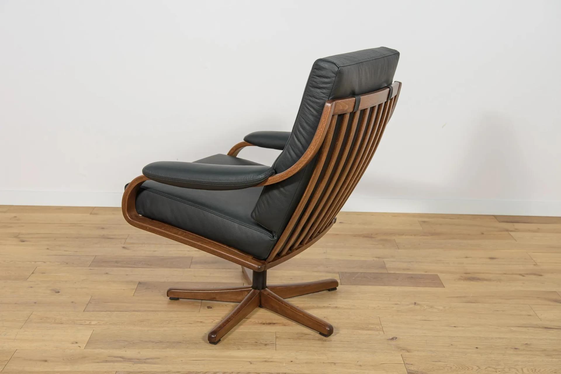 Executive swivel chair, black leather, walnut wood, Soda Galvano, Norway, 1960s. - 71156