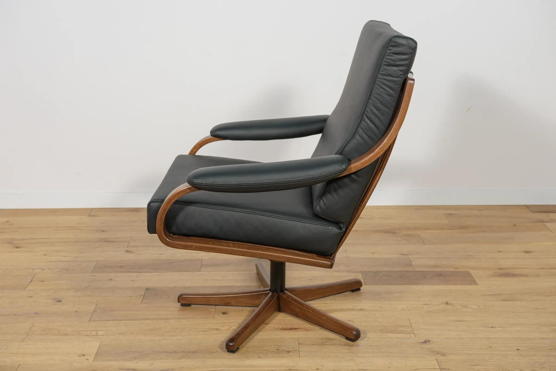 Executive swivel chair, black leather, walnut wood, Soda Galvano, Norway, 1960s. - 71161