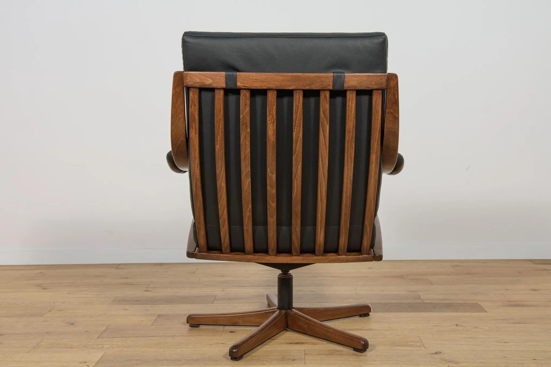Executive swivel chair, black leather, walnut wood, Soda Galvano, Norway, 1960s. - 71159