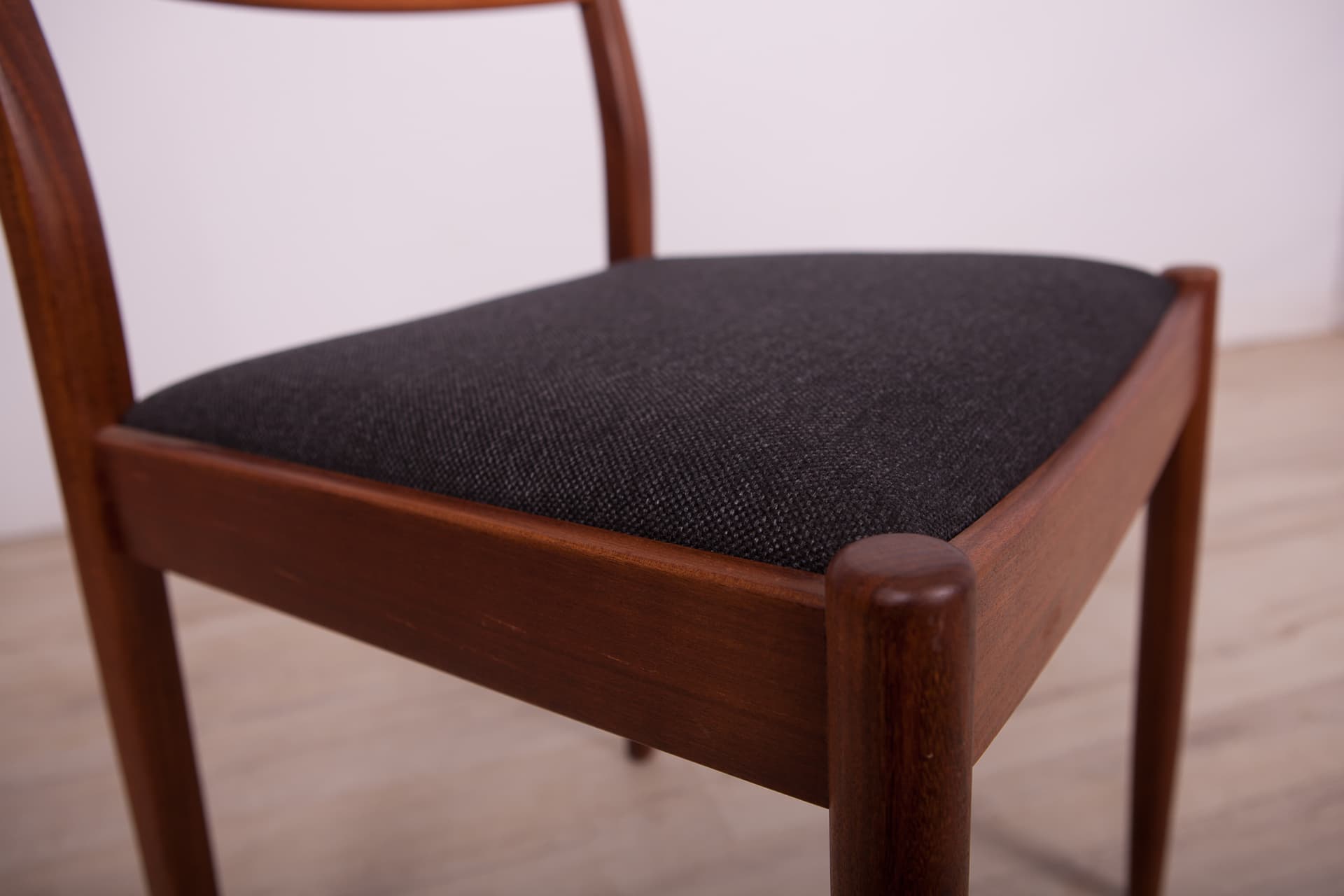 Komplet sześciu krzeseł, teak brązowy, tkanina czarna, proj. V. Wilkins, G-Plan, Wielka Brytania, lata 60. - 71152