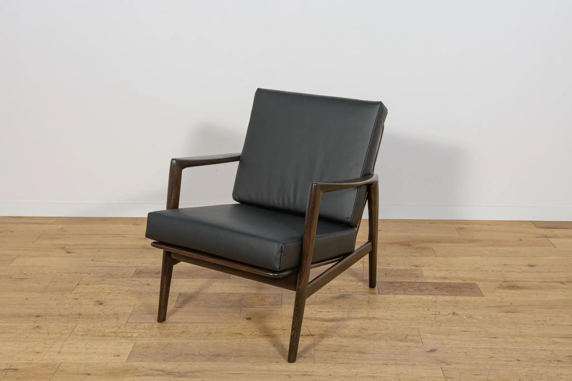 Pair of armchairs 300-139, black leather, rosewood-stained beech, Swarzędzka Fabryka Mebli, Poland, 1960s. - 71008