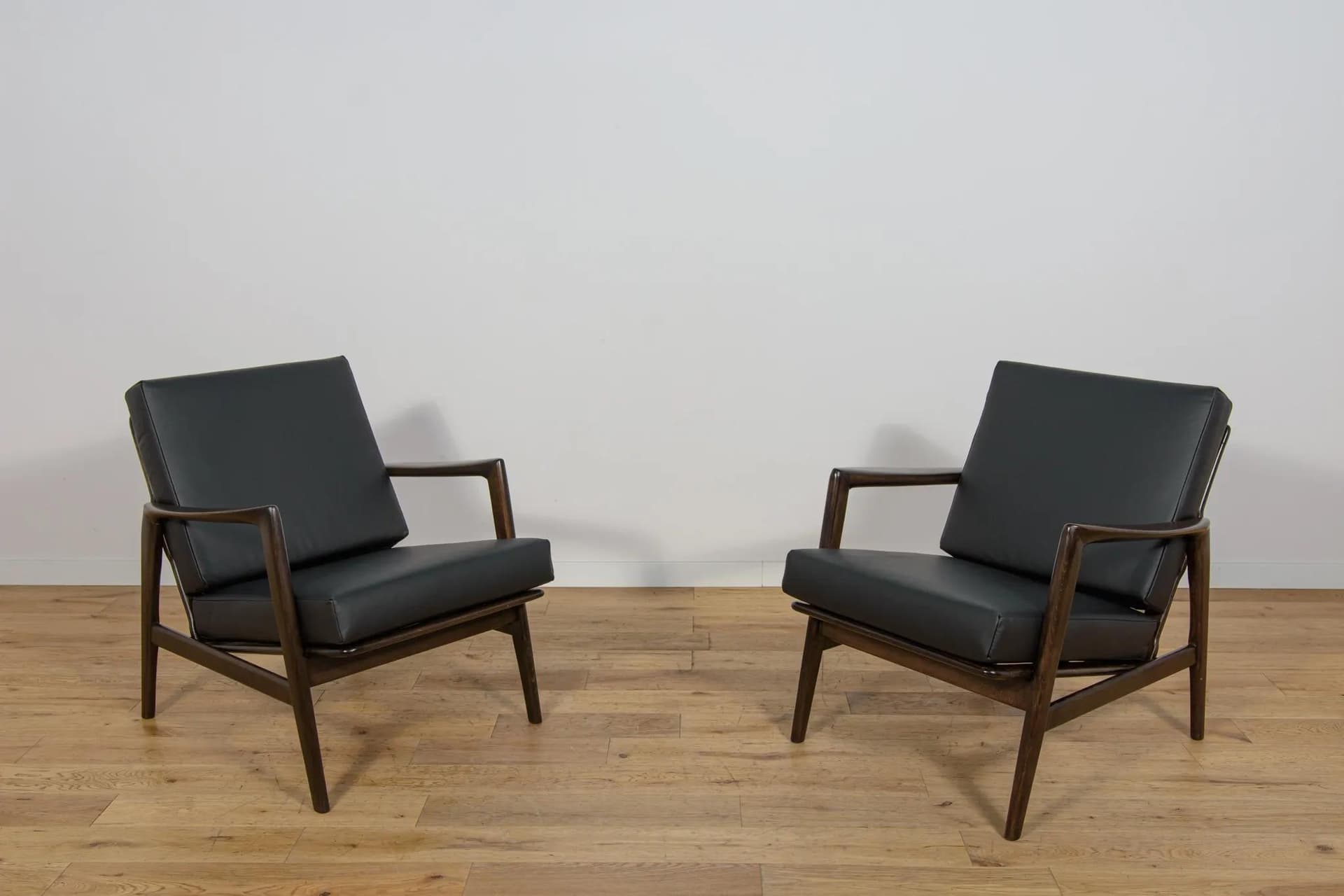 Pair of armchairs 300-139, black leather, rosewood-stained beech, Swarzędzka Fabryka Mebli, Poland, 1960s. - 71007