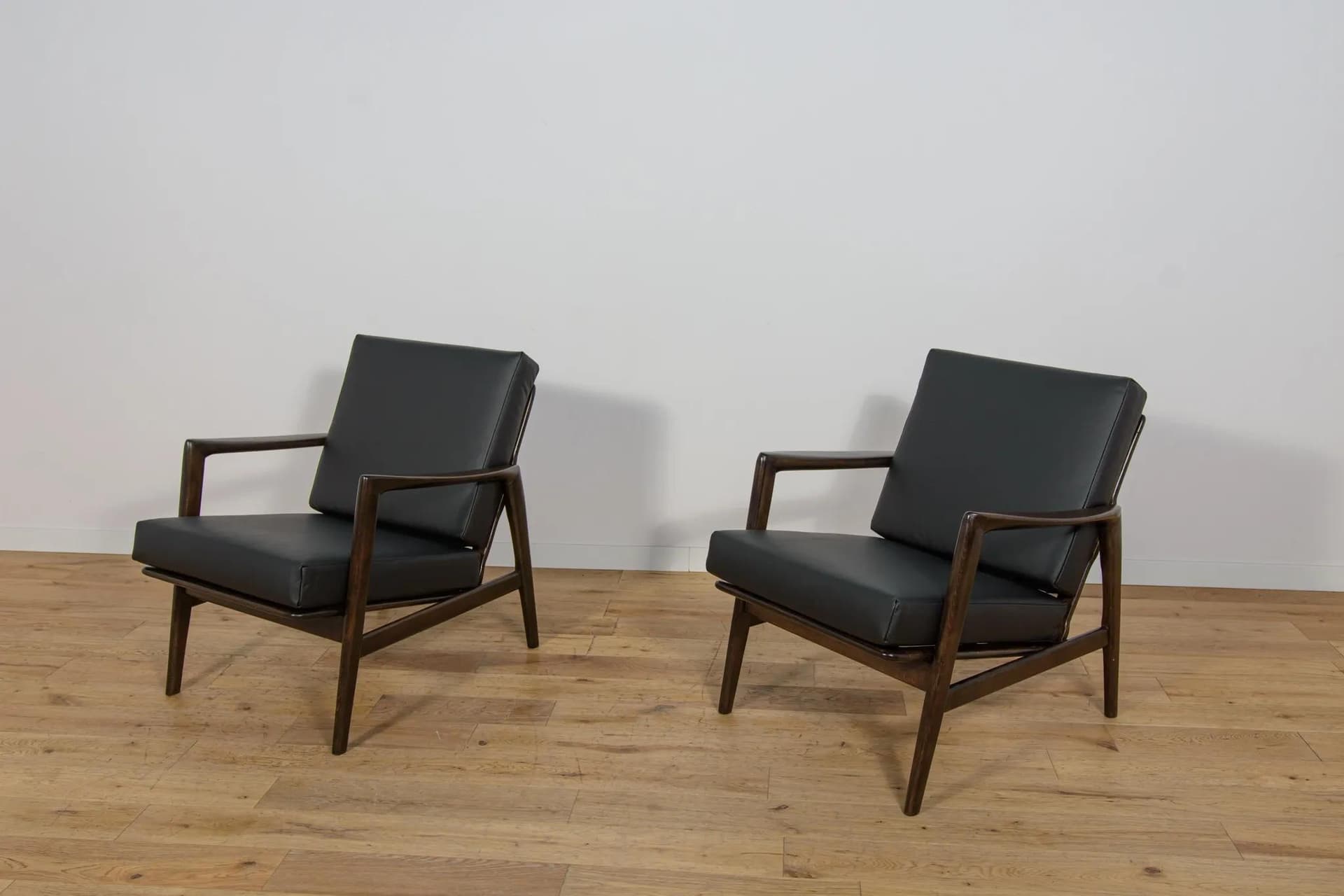 Pair of armchairs 300-139, black leather, rosewood-stained beech, Swarzędzka Fabryka Mebli, Poland, 1960s. - 71004