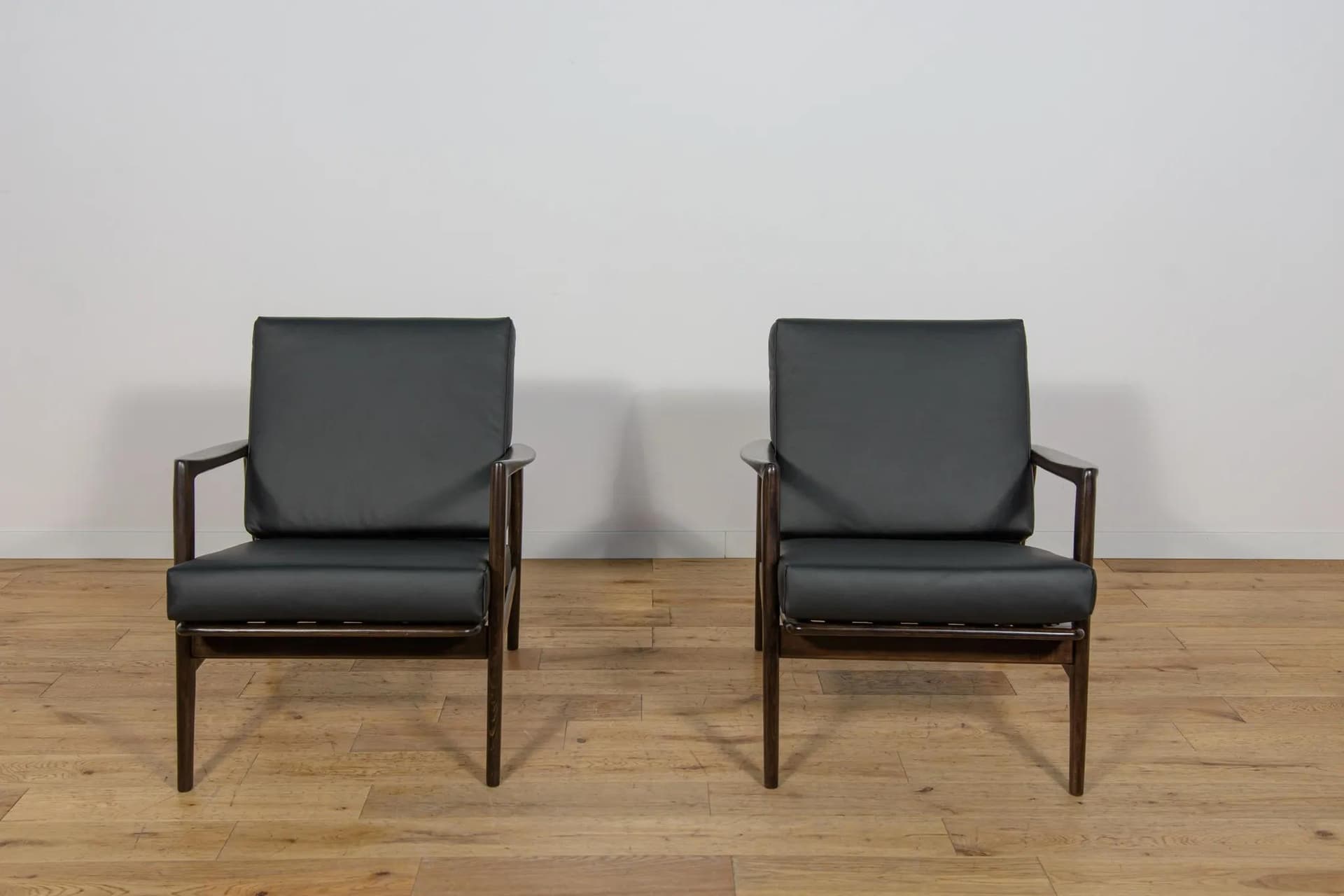 Pair of armchairs 300-139, black leather, rosewood-stained beech, Swarzędzka Fabryka Mebli, Poland, 1960s. - 71002