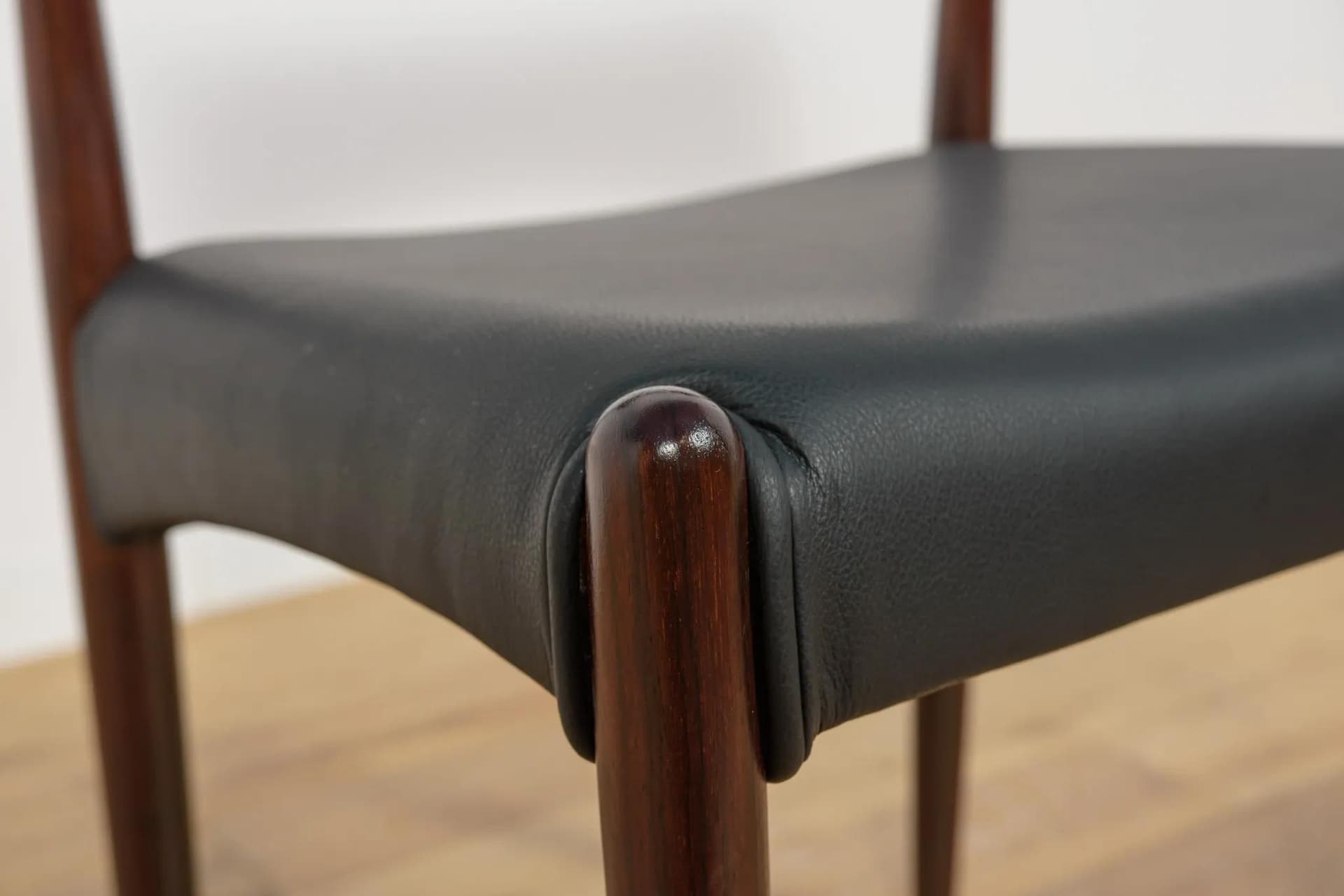 Komplet sześciu krzeseł, palisander brązowy, skóra czarna, Bernhard Pedersen & Søn, Dania, lata 60. - 70984