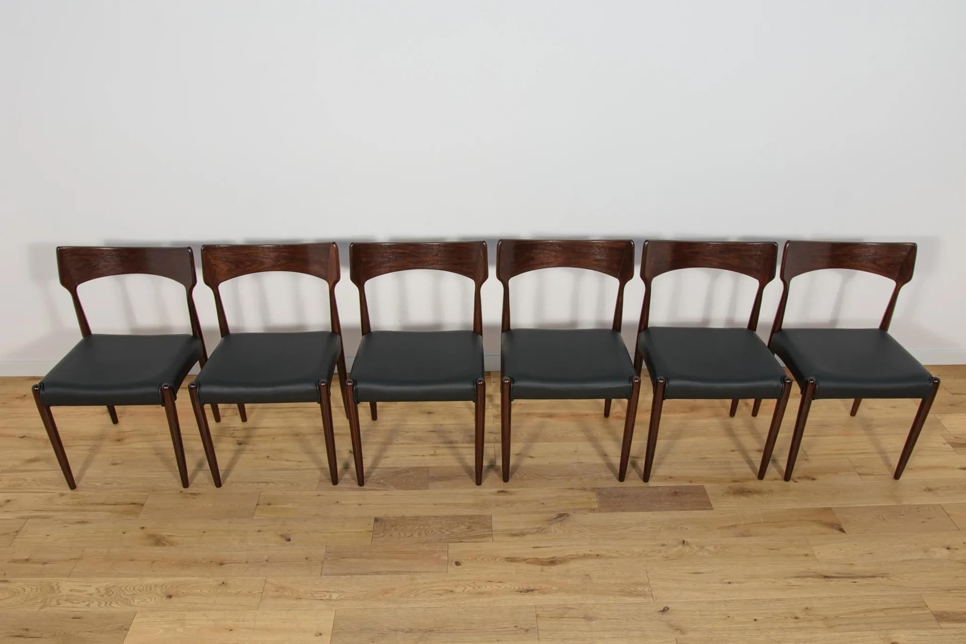 Komplet sześciu krzeseł, palisander brązowy, skóra czarna, Bernhard Pedersen & Søn, Dania, lata 60. - 70981