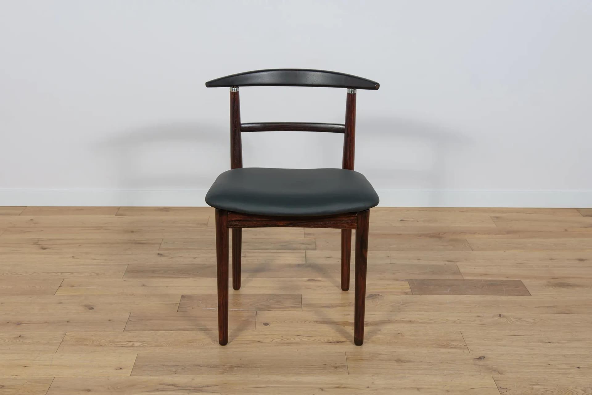 Komplet czterech krzeseł, palisander brązowy, skóra naturalna czarna, proj. H. Sibast & B. Rammerskov, Dania, lata 60. - 70966