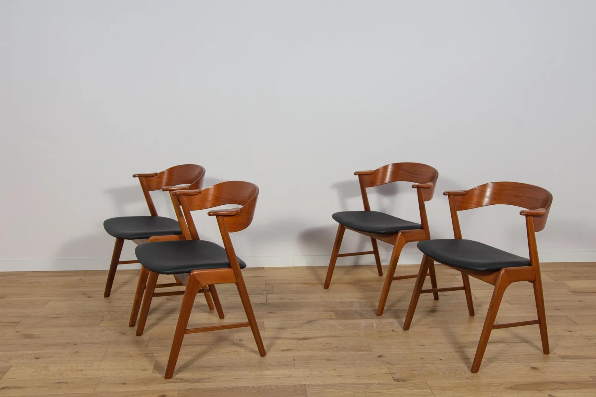 Komplet czterech krzeseł, teak brązowy, skóra czarna, Dania, lata 60. - 70957