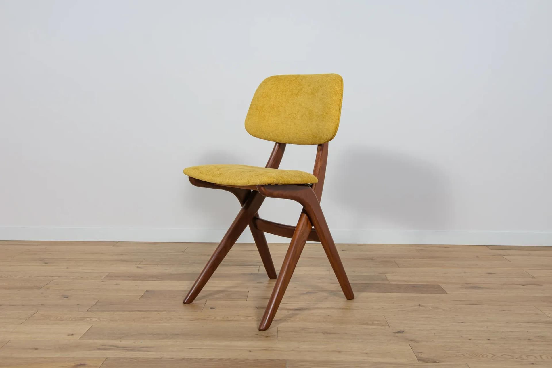 Komplet czterech krzeseł Scissor, teak brązowy, velvet żółty, proj. L. van Teeffelen, Wébé, Holandia, lata 50. - 70953