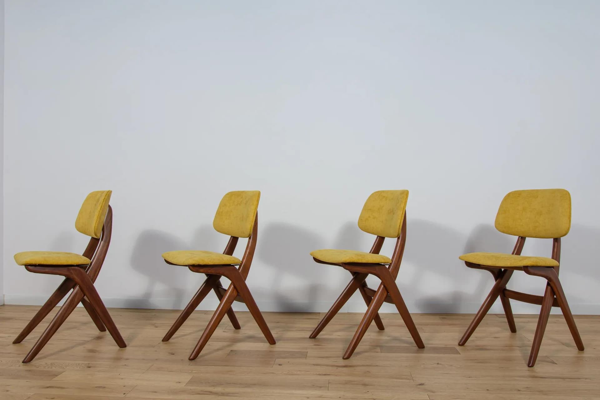 Komplet czterech krzeseł Scissor, teak brązowy, velvet żółty, proj. L. van Teeffelen, Wébé, Holandia, lata 50. - 70949