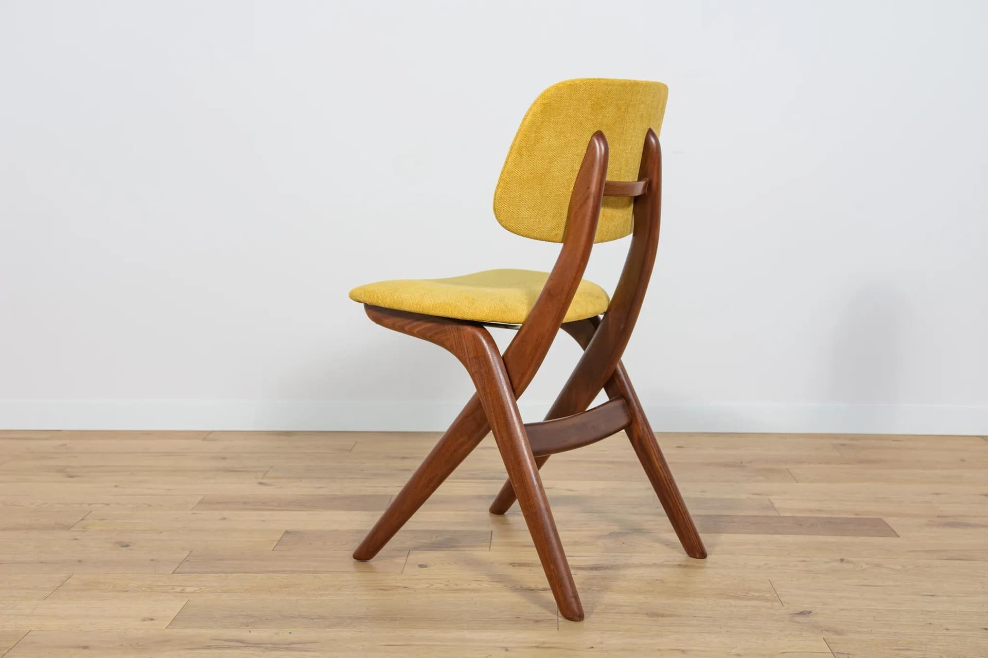 Komplet czterech krzeseł Scissor, teak brązowy, velvet żółty, proj. L. van Teeffelen, Wébé, Holandia, lata 50. - 70952