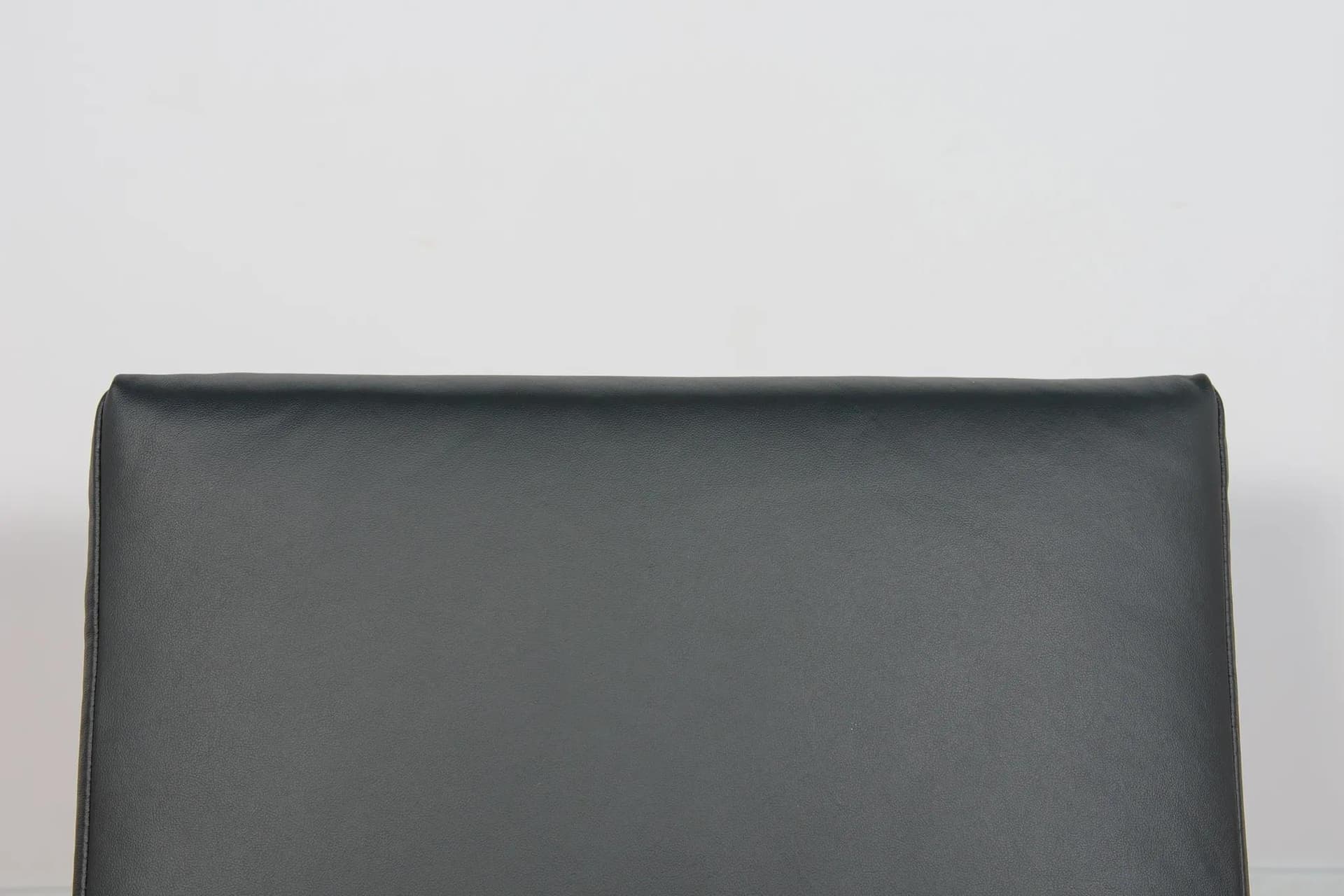 Fotel 300-139, buk ciemnobrązowy, skóra czarna, Swarzędzka Fabryka Mebli, Polska, lata 60. - 70854