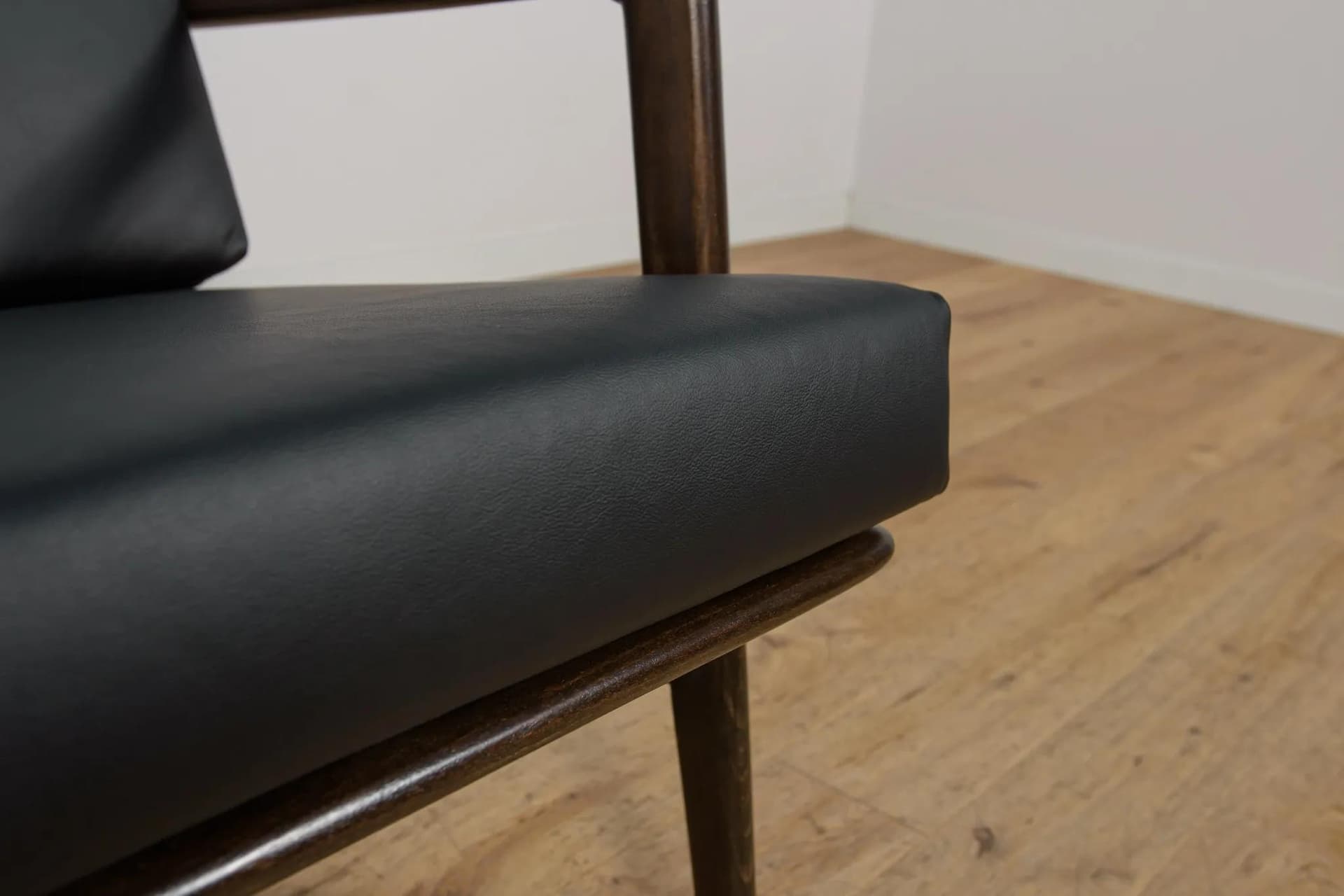 Fotel 300-139, buk ciemnobrązowy, skóra czarna, Swarzędzka Fabryka Mebli, Polska, lata 60. - 70851