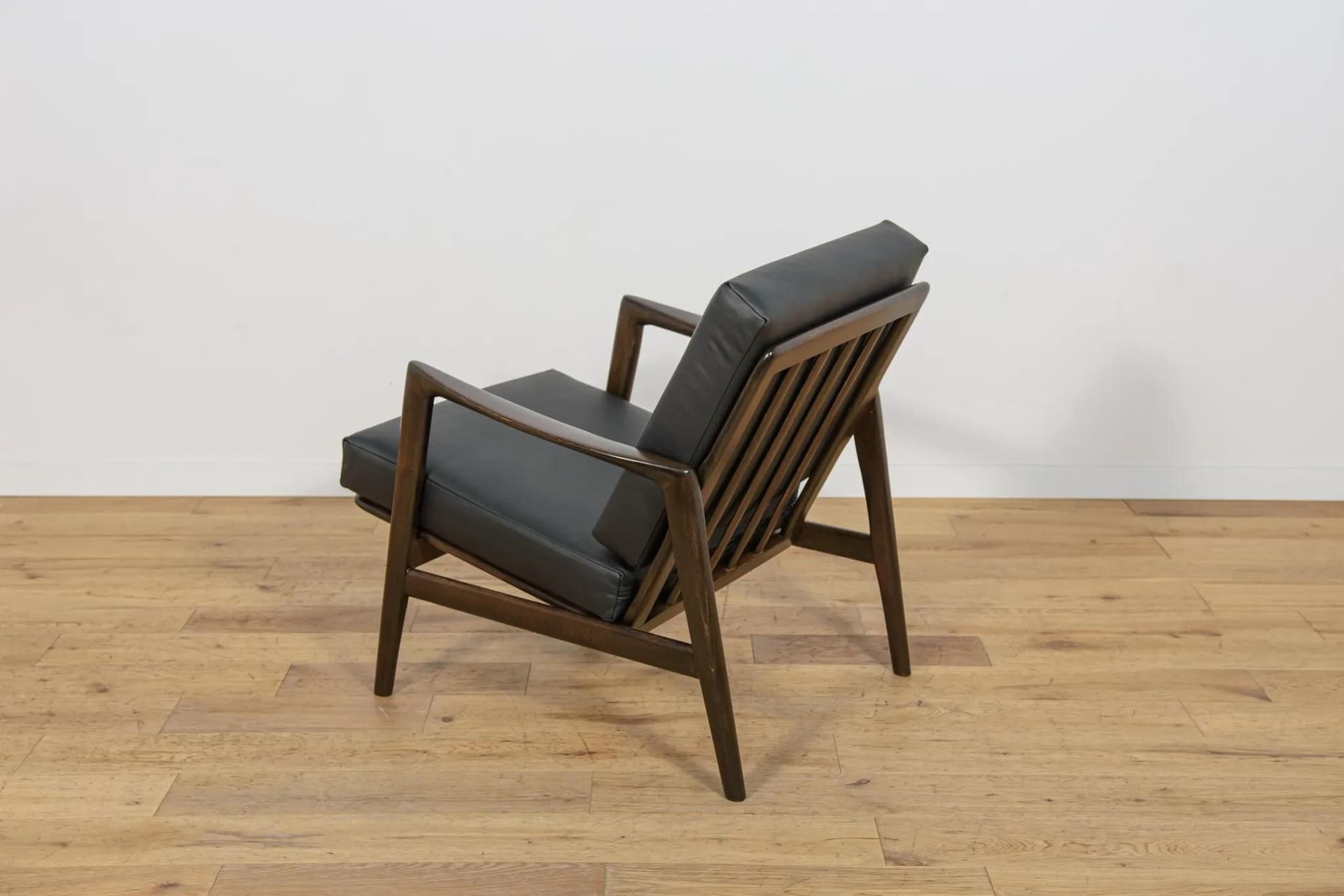 Fotel 300-139, buk ciemnobrązowy, skóra czarna, Swarzędzka Fabryka Mebli, Polska, lata 60. - 70846